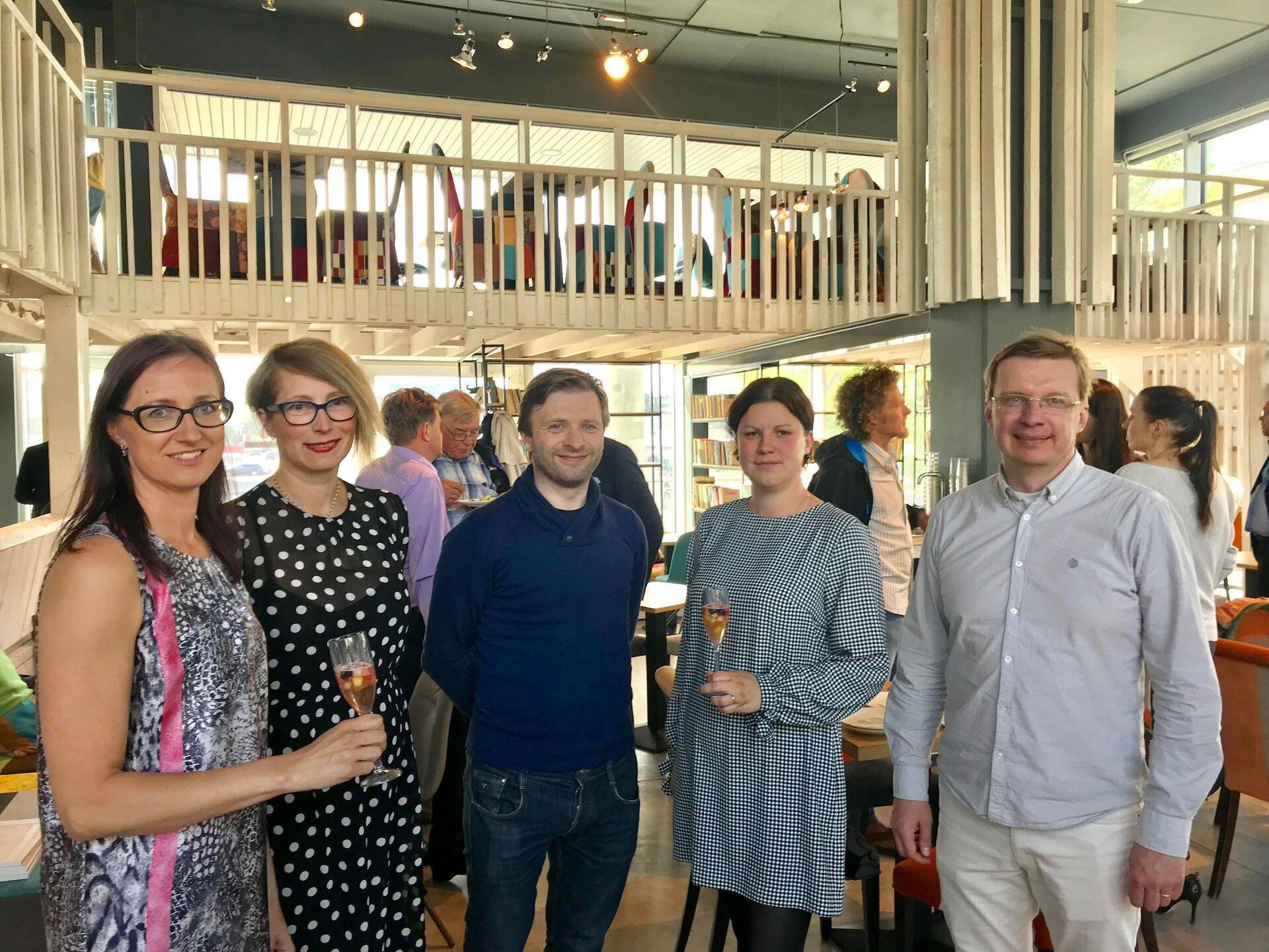 Organic Estonia 3. sünnipäeva tähistavad koos Organic Estonia eestvedaja Krista Kulderknupuga (vasakult) organisatsiooni tegevusele oluliselt kaasa aidanud Teenusmajanduse Koja Nõukogu liige Evelyn Sepp, ettevõtja ja endine Arengufondi juht Pirko Konsa, Mari-Liis Aren Maa-ametist ja Sulev Õitspuu Maa-ametist.
