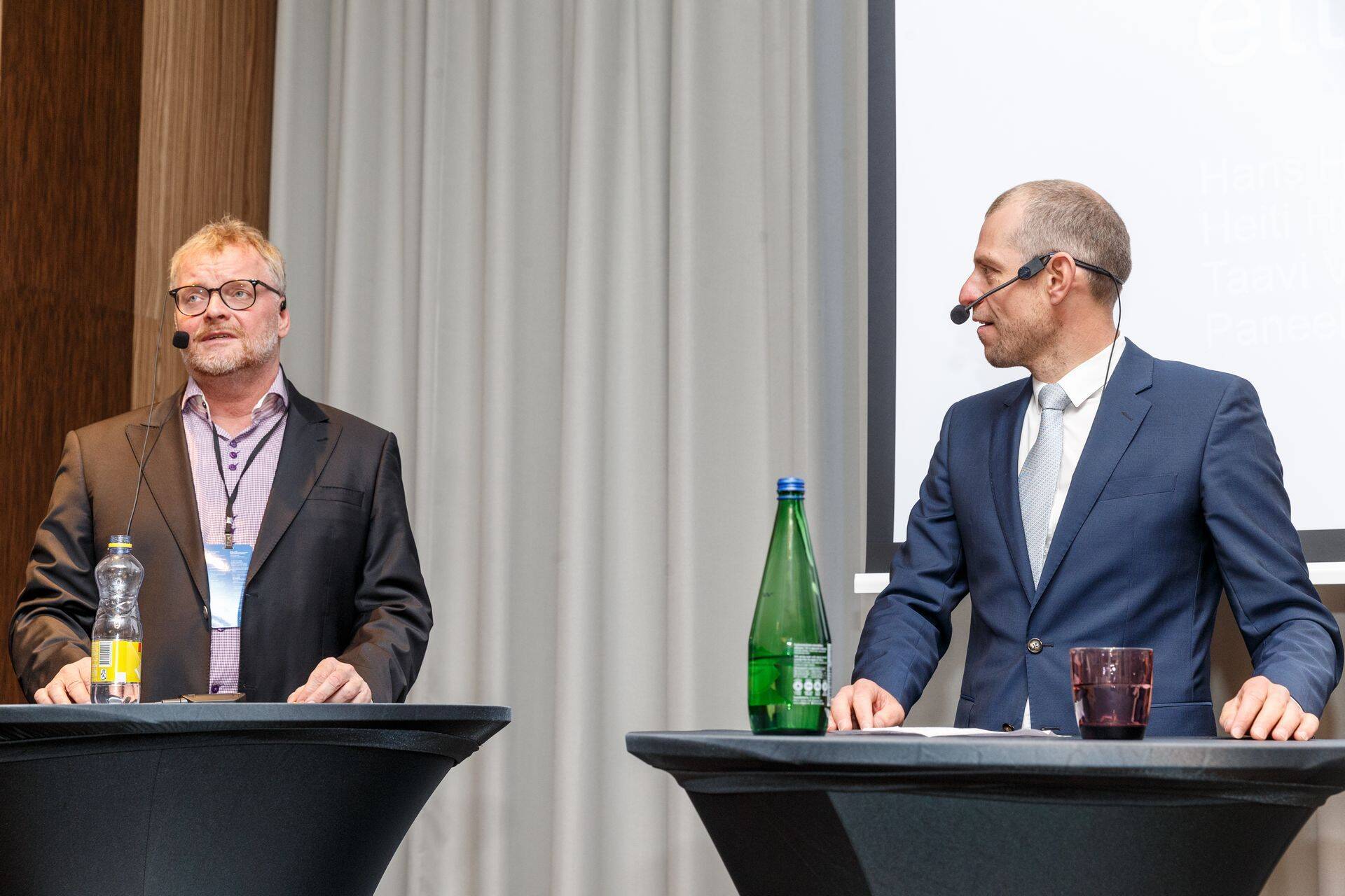 Hans H. Luik (vasakul) ja Taavi Veskimägi advokaadibüroo Cobalt korraldatud õiguskonverentsi arutelulauas.
