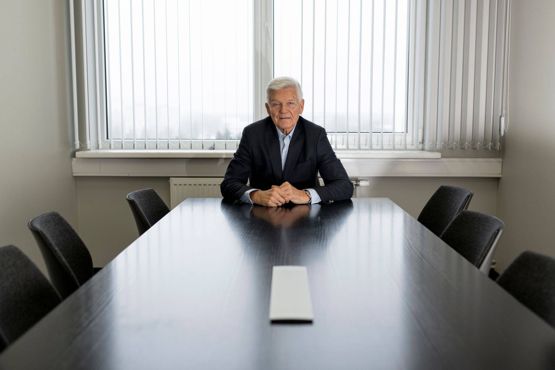 Suurtööstur Enn Veskimägi ütles, et pidi ettevõtte juurest taandumise edasi lükkama, sest eelmine juhatus tegi kalliks läinud vigu, mida nüüd uus juht Marek Helm parandama hakkab. "Meil on pilt ees ja selge. Marek on ettevõtte kohta tehtud auditi läbi lugenud. Ta teab, kuhu tuleb," selgitas ta saates "Kuum tool".