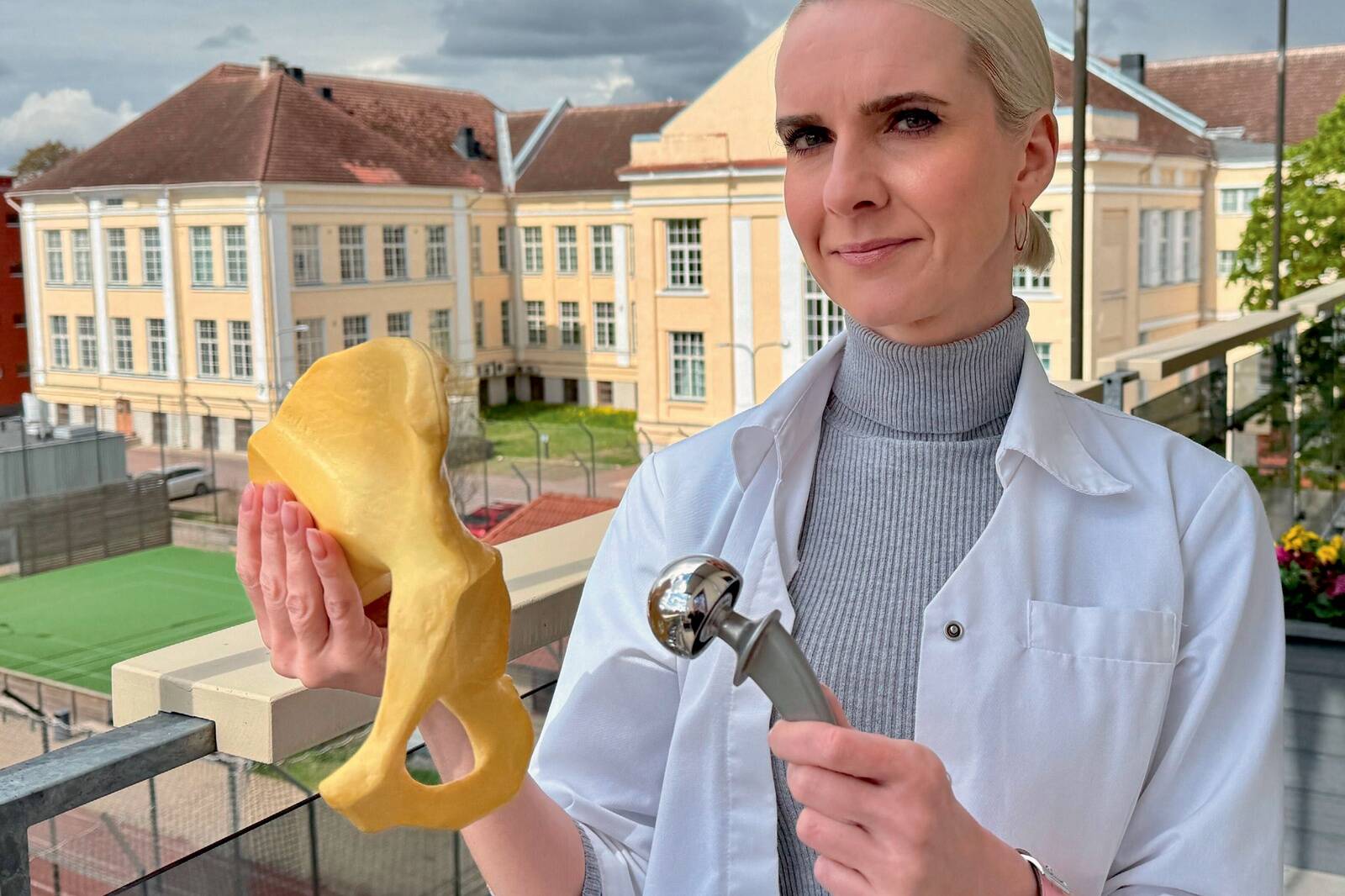 Genoomika instituudi ortogenoomika teadur Ene Reimann puusaproteesiga.