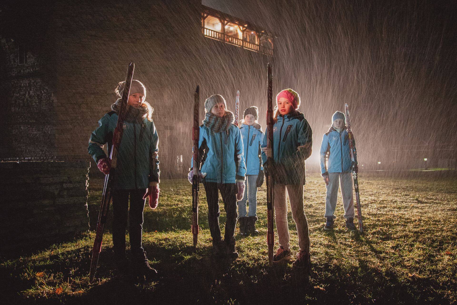 Aasta Pressifoto ja Aasta Spordifoto tiitli pälvis Järva Teataja fotograaf Dmitri Kotjuhhi tehtud foto lund ootavatest Ambla suusatajatest.