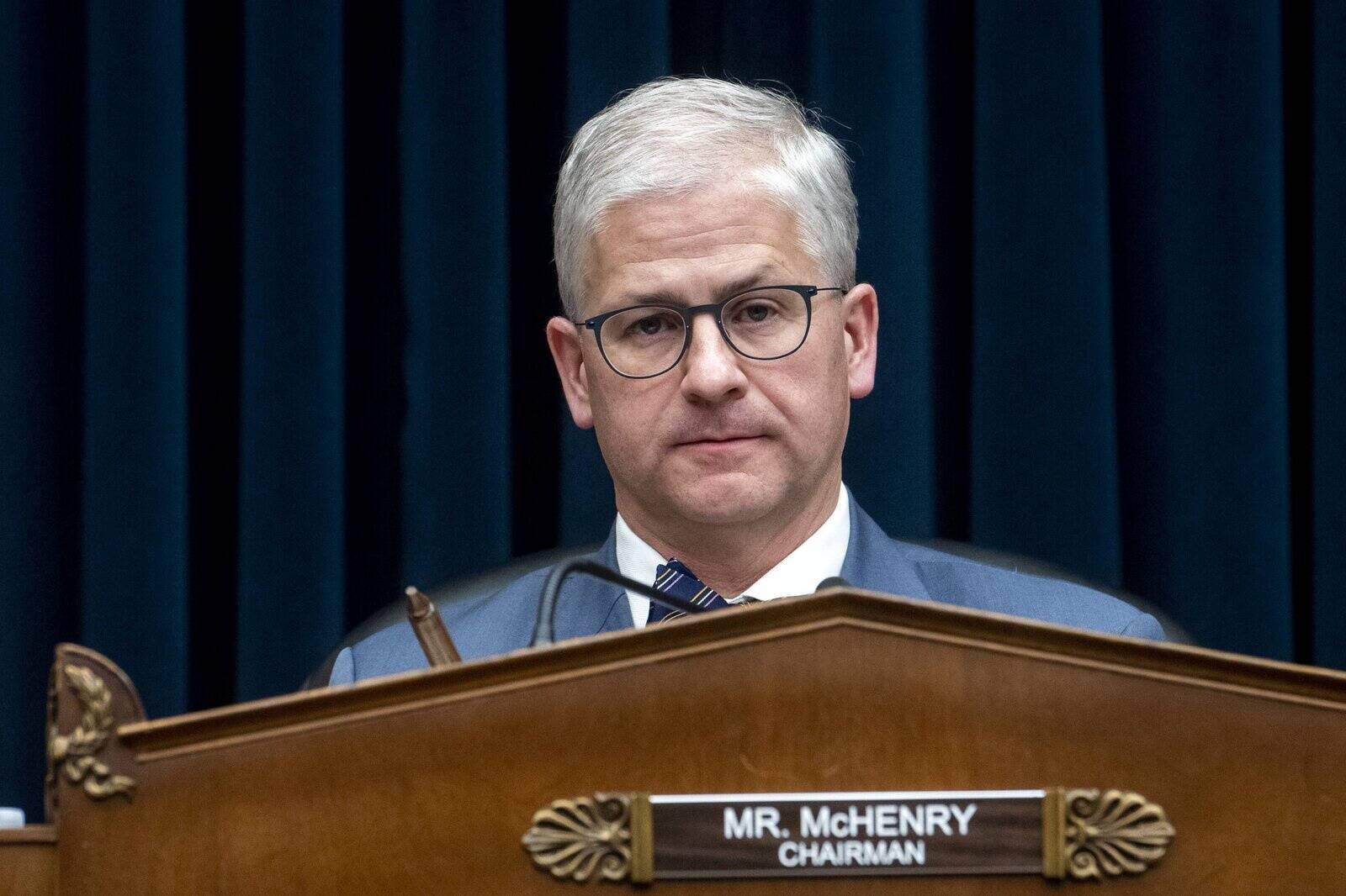 Председатель комитета Палаты представителей по финансовым услугам Патрик МакГенри поприветствовал Джерома Пауэлла, отметив, что тот предстал перед Конгрессом в 25-й раз. Так он подчеркнул его долгосрочную и важную роль в формировании и объяснении денежно-кредитной политики.