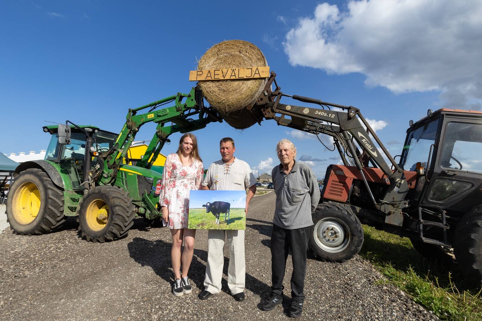 Paevälja talu kolm põlvkonda uue farmihoone avamisel. Vasakult Teele Eskor, Priit Eskor ja Tiit Eskor.