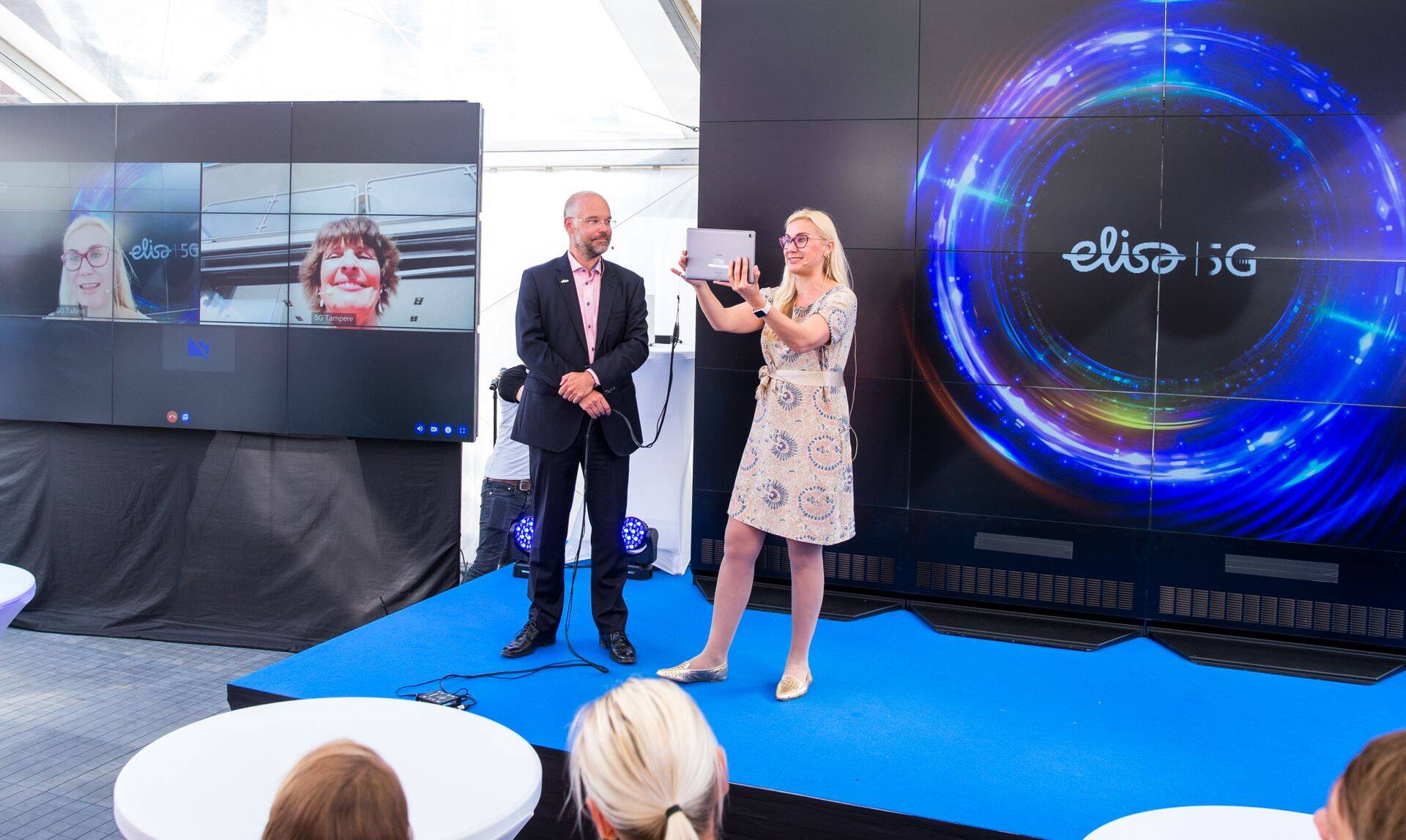 Исполнительный директор Elisa Сами Сеппянен и министр экономики и инфраструктуры Эстонии Кадри Симсон делают первый 5G звонок в Хельсинки