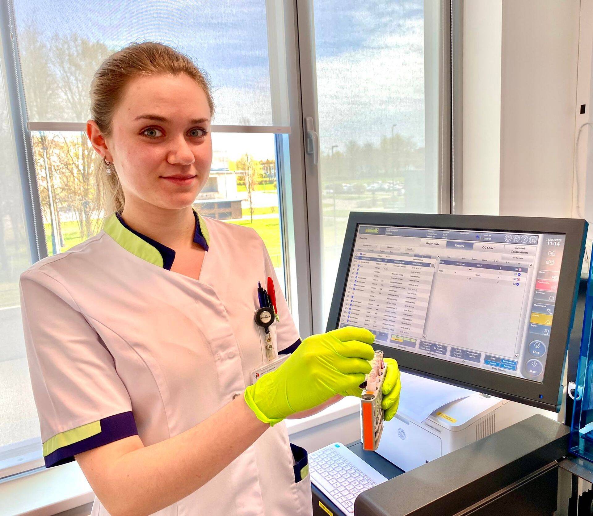 Ida-Viru Keskhaigla laboriteenistuse bioanalüütik Anna Topkina.