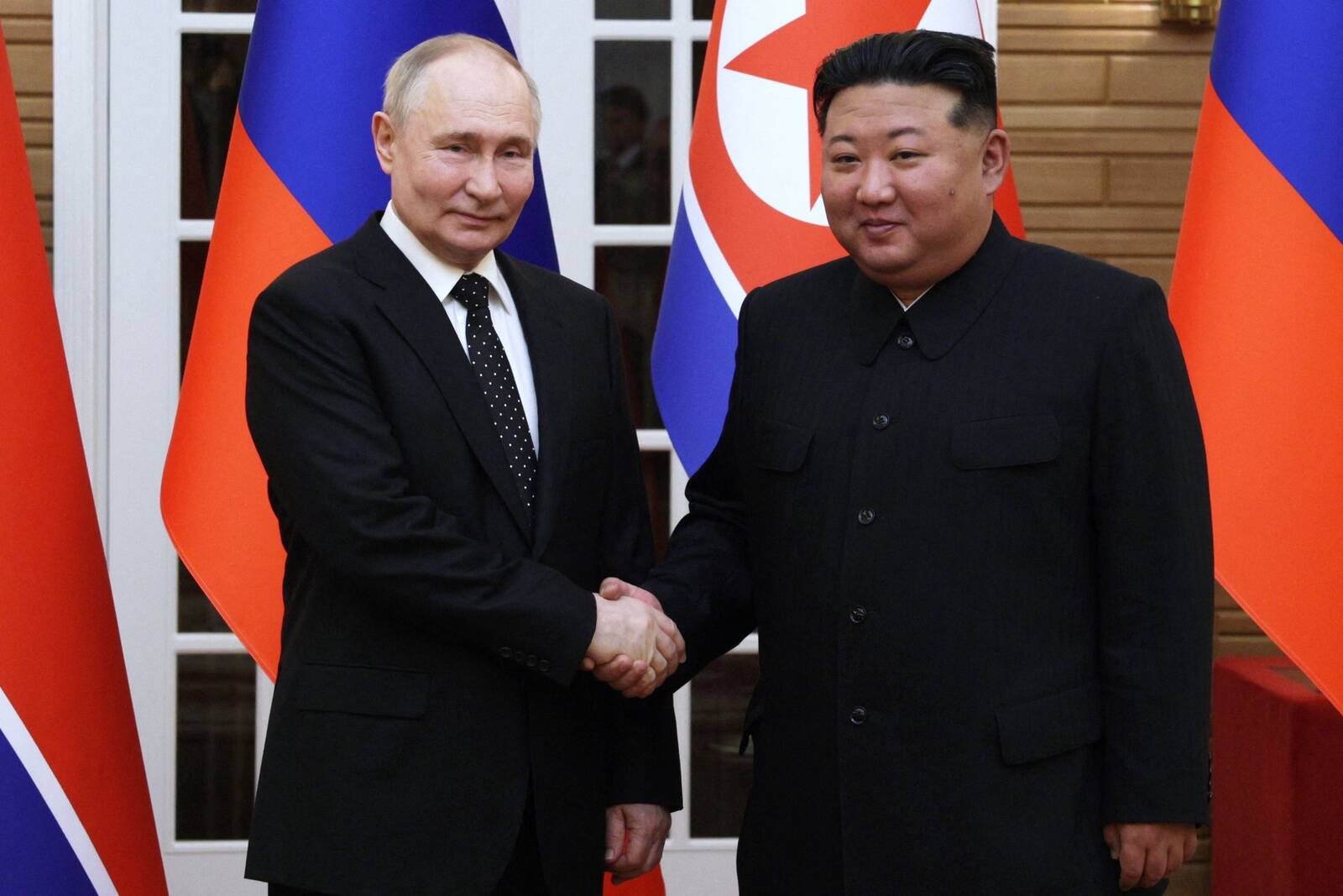 Президент России Владимир Путин и руководитель КНДР Ким Чен Ын.
