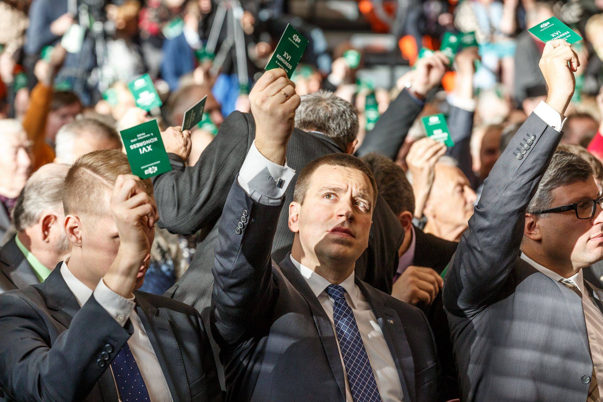 Novembri alguses Keskerakonna esimeheks valitud Jüri Ratas oli roheline tuli sotsidele ja IRLile Keskerakonnaga uue võimuliidu moodustamiseks.