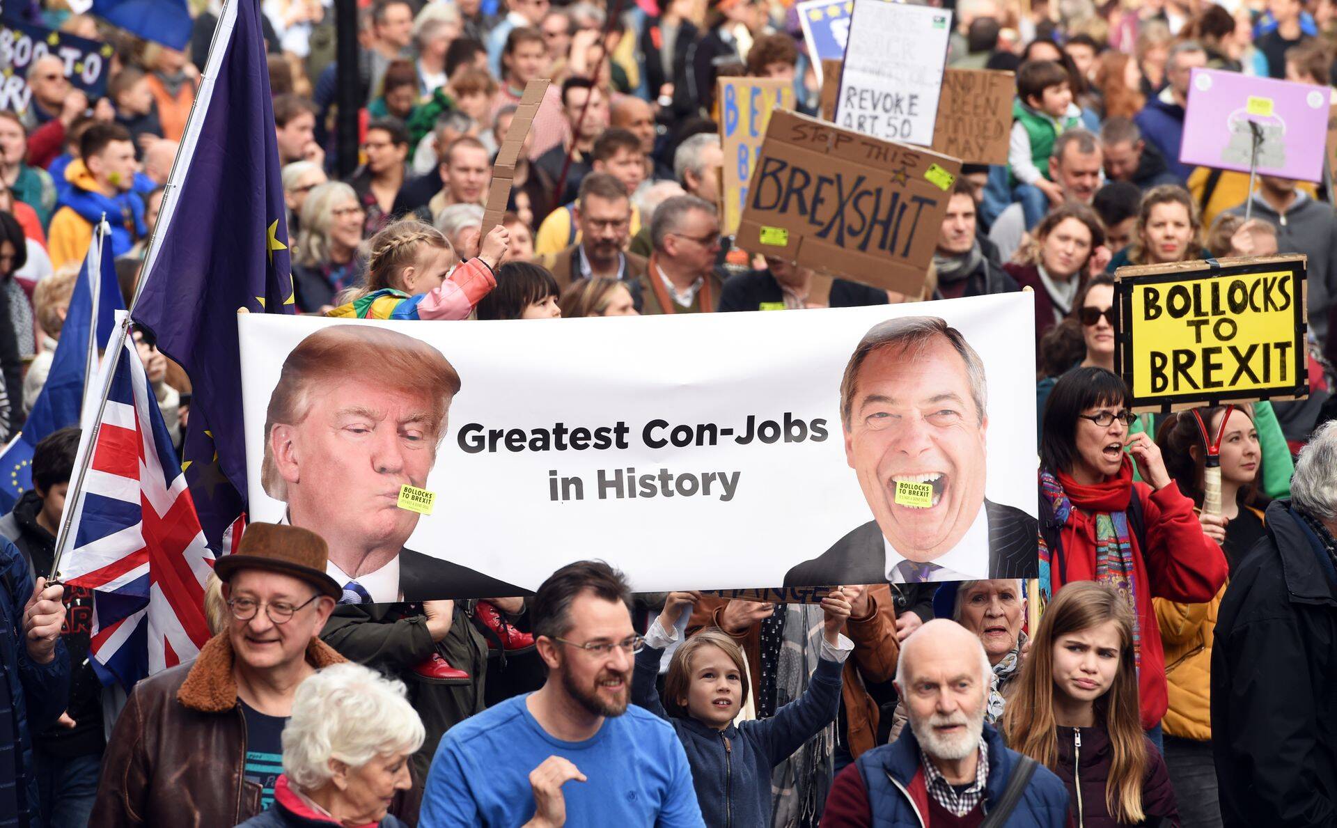 Plakatil nimetatakse aegade suurimateks petisteks USA presidenti Donald Trumpi ja briti poliitikut Nigel Farage'i.