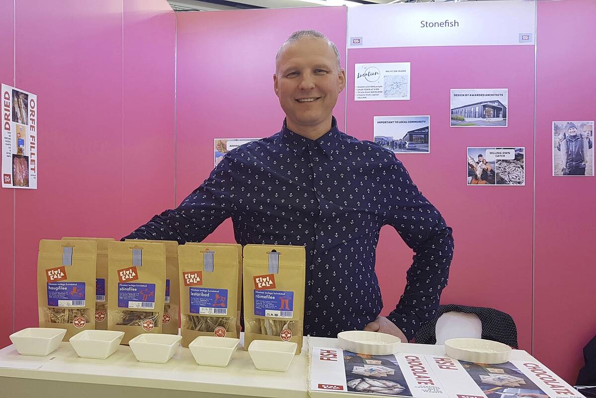 Brüsselis kalapoodi ja omavalmistatud kalatooteid esitlemas. Vahel tuleb rannakaluril tegeleda ka sedasorti asjadega.