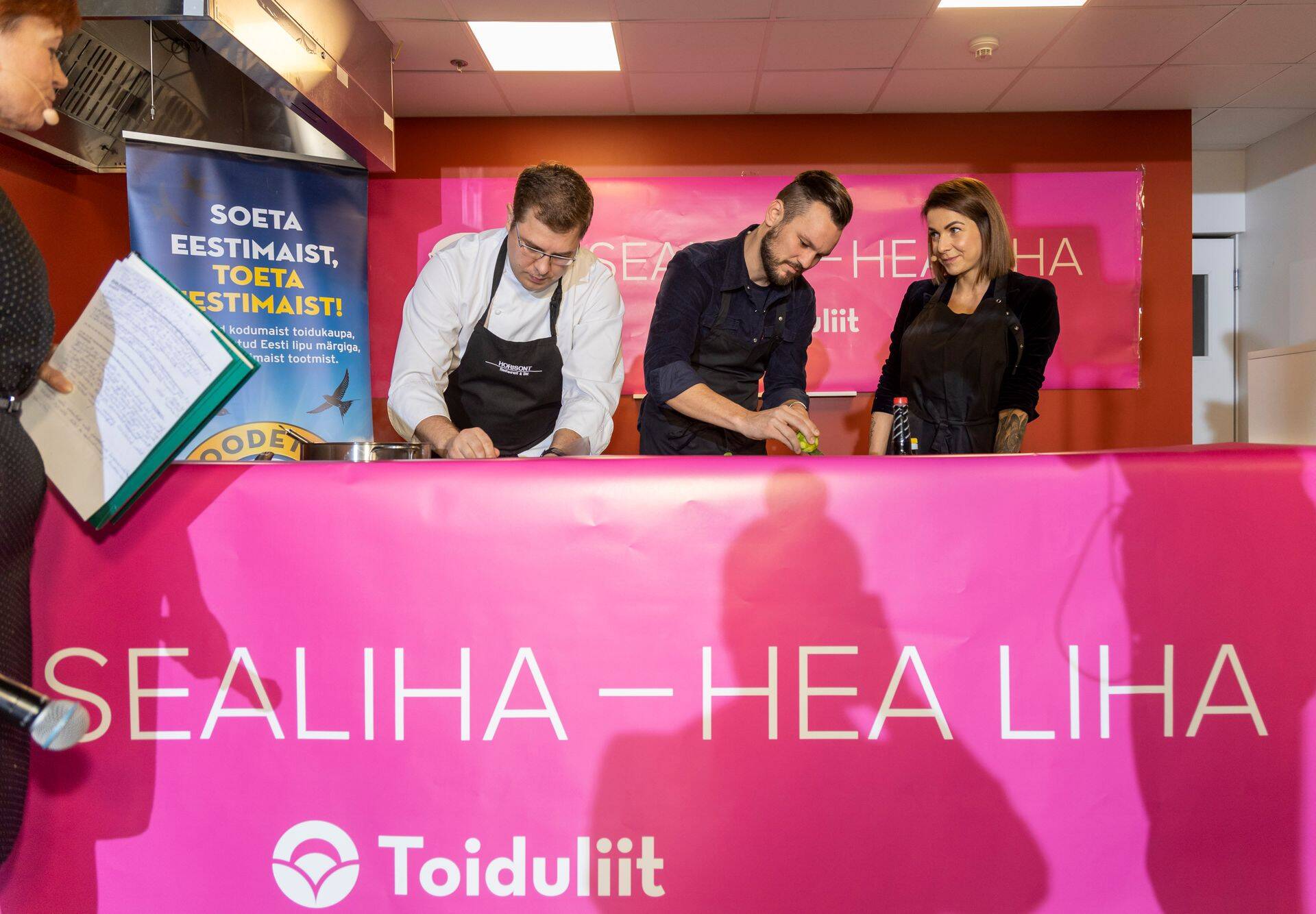 Tippkokad toitu valmistamas.