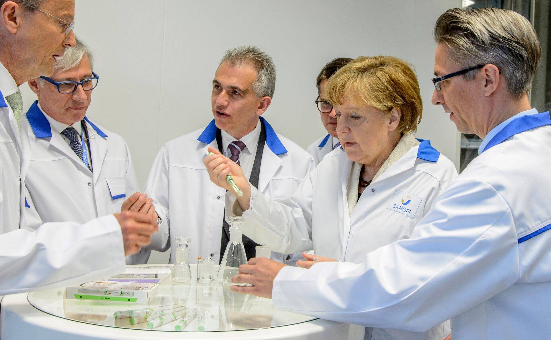 Saksamaa kantsler Angela Merkel külastamas Prantsuse ravimiettevõtet Sanofi.