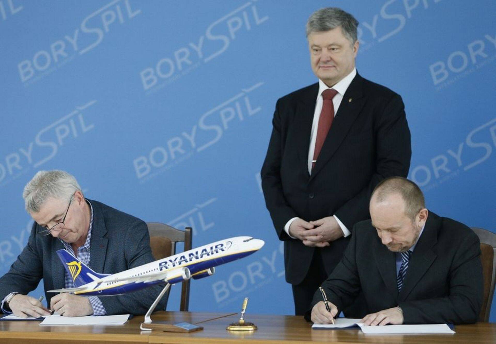 Lepingu allkirjastamise juures oli ka Ukraina president Petro Porošenko. Vasakul Michael O’Leary, paremal Pavlo Ryabikin.