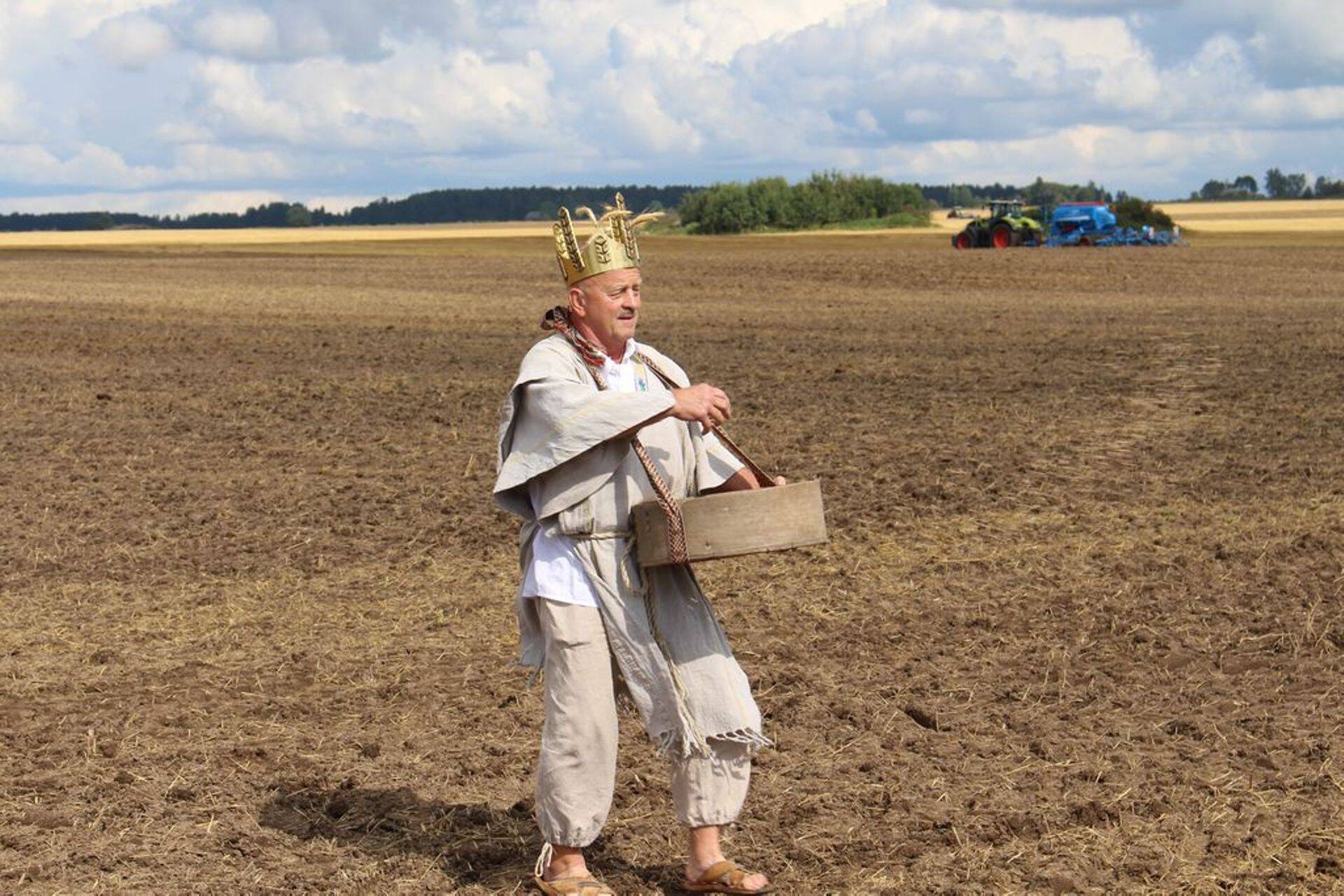 Põllumehed külvasid Eesti Vabariigi 100. aastapäeva auks 134 rukkipõldu. Ka rukkikuningas.