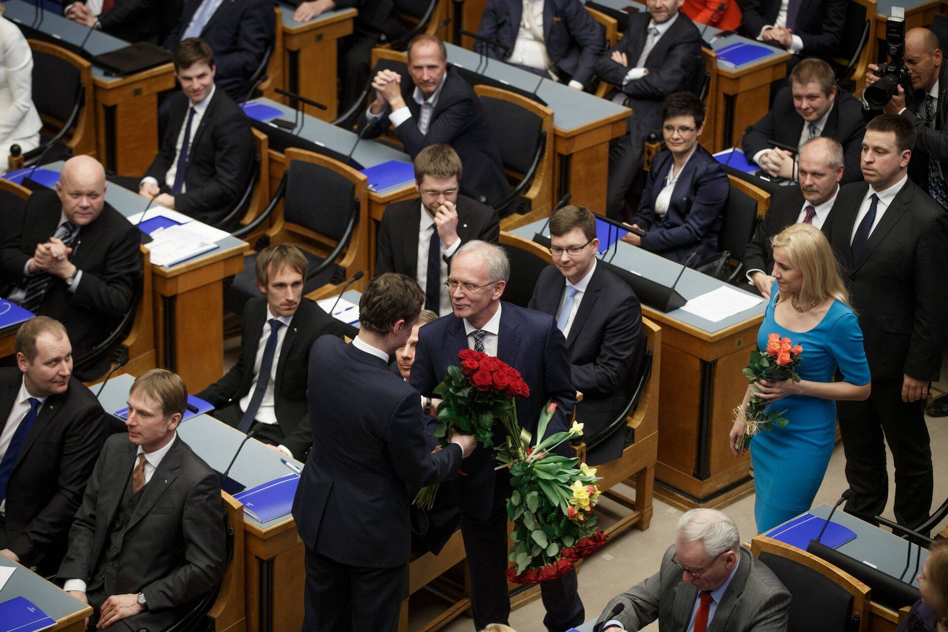 Riigikogu liikmed õnnitlevad äsja riigikogu esimeheks valitud Eiki Nestorit.