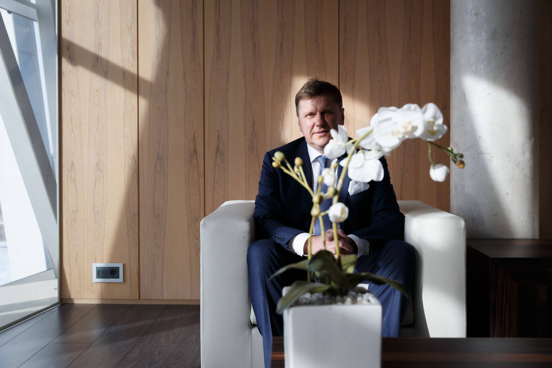 Eesti Gaasi omanikeringi kuuluv Ain Hanschmidt nendib, et Eestist väljaspool olijatele ei näi Eesti investeerimiseks ahvatlev.