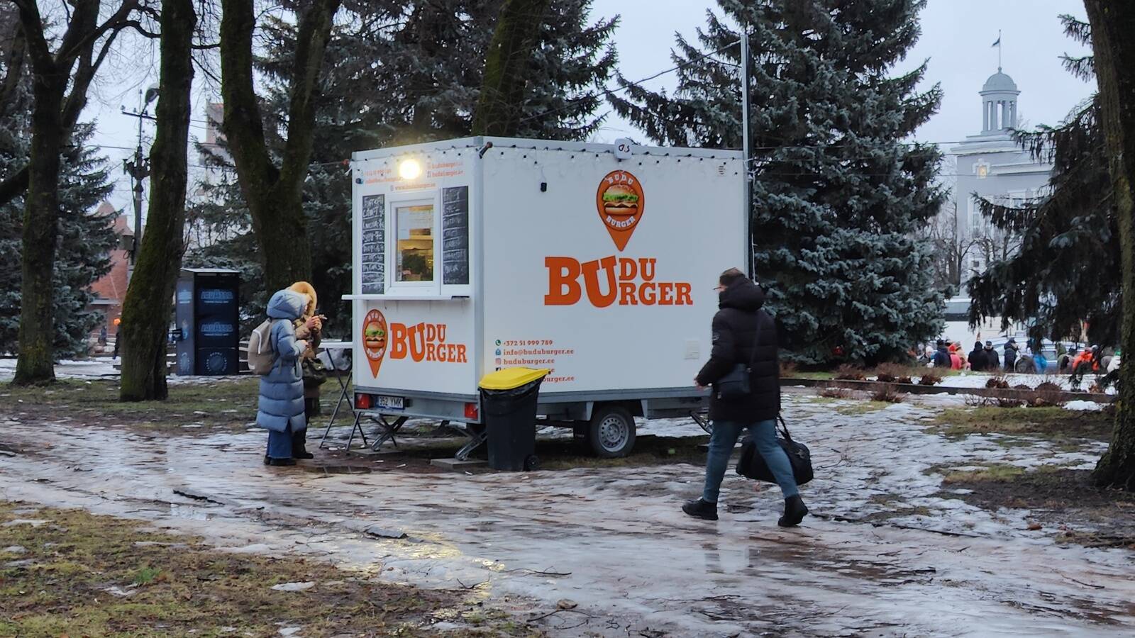 В конца лета очередь переместилась с пограничного моста на центральную площадь Нарвы, но только осенью малый бизнес начал осваивать окрестности очереди - появился кофейный автомат, а потом и киоск с бургерами.