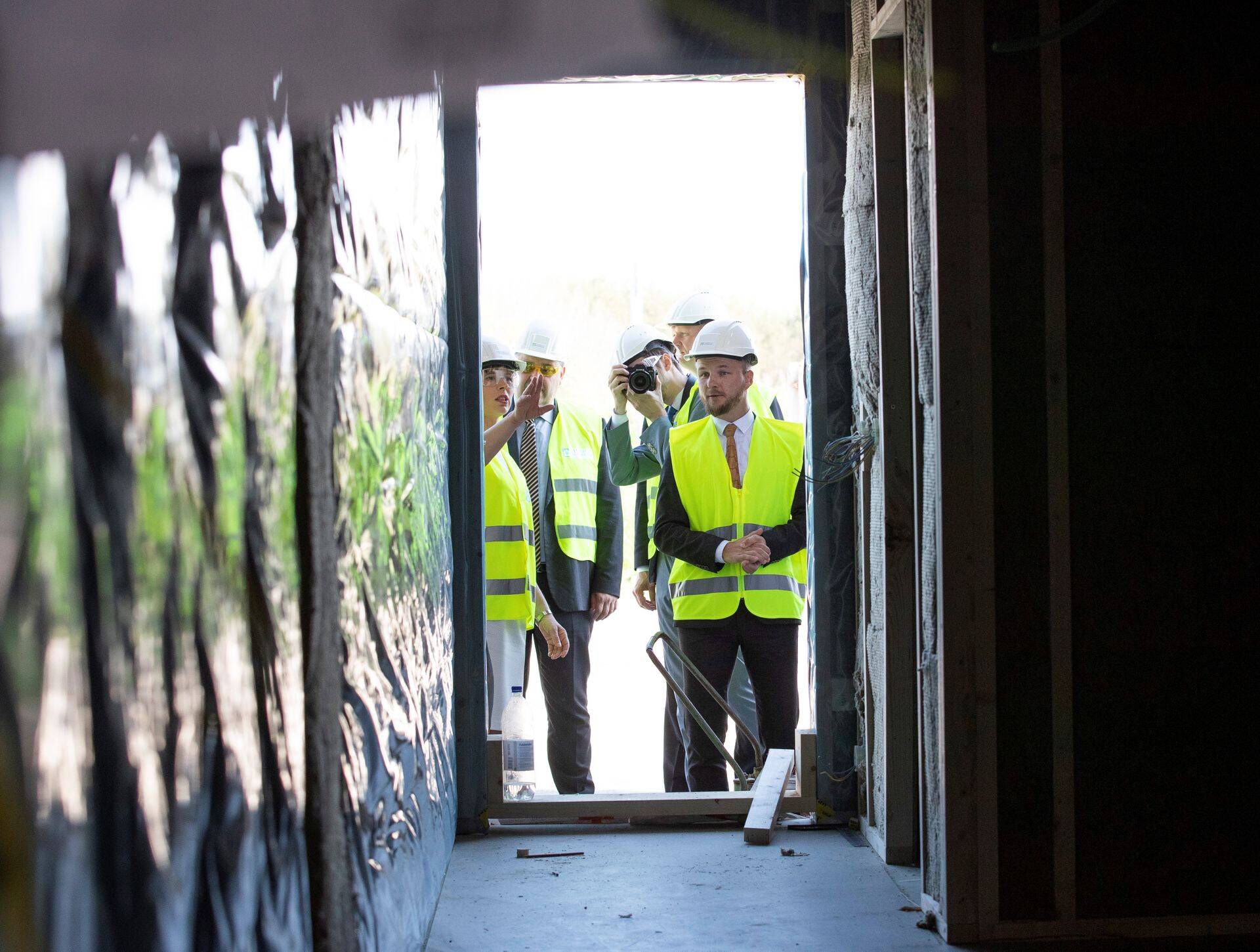 Timbeco Woodhouse OÜ juht Siim Leisalu tutvustamas oma ettevõtte tööd president Kersti Kaljulaidile.