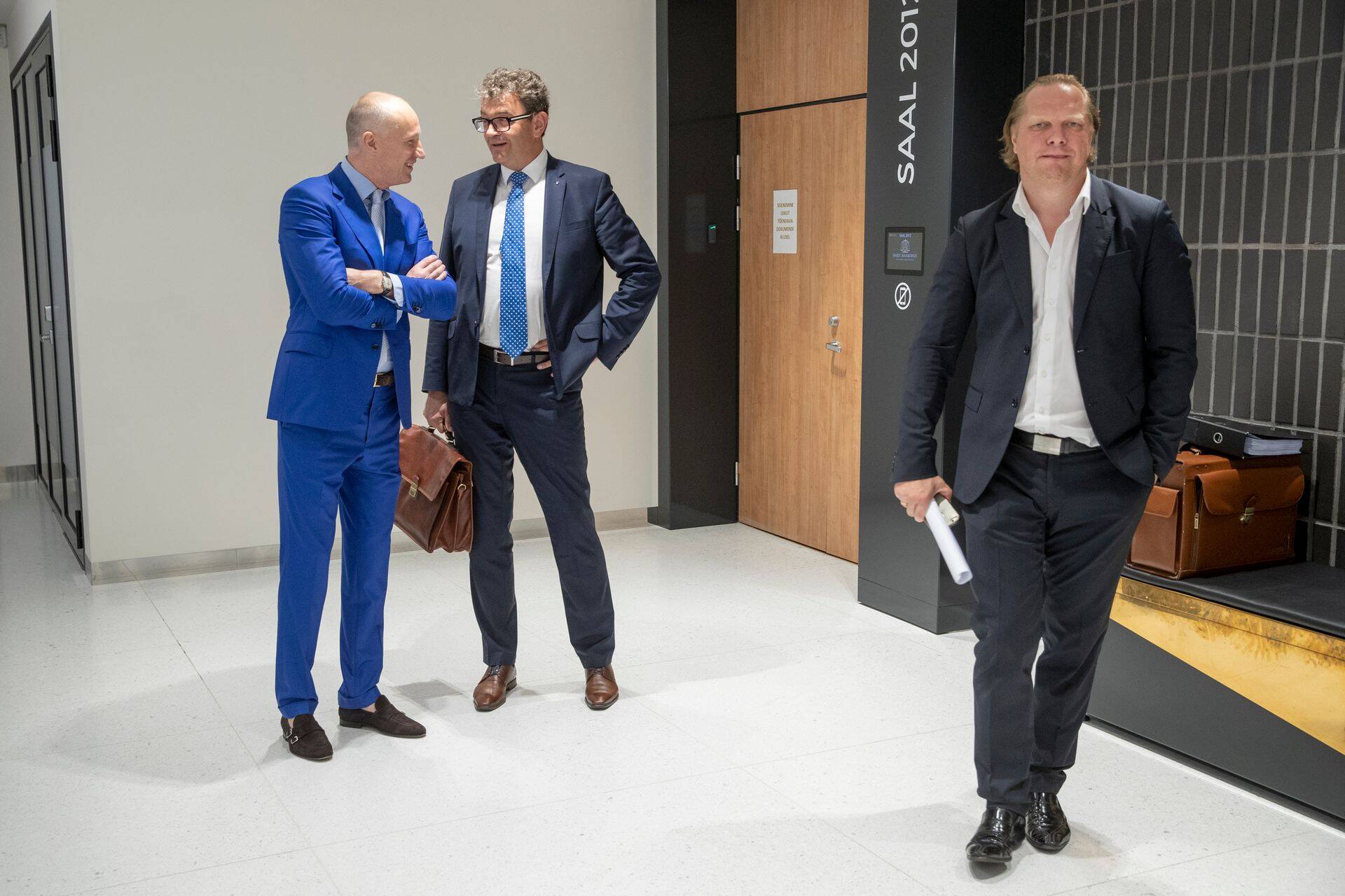 Hubert Hirve endine kaitsja, vandeadvokaat Sven Sillar (paremal) tänavu augustis Meelis Lao kohtuprotsessil. Tagaplaanil Lao ja advokaat Martin Traat.