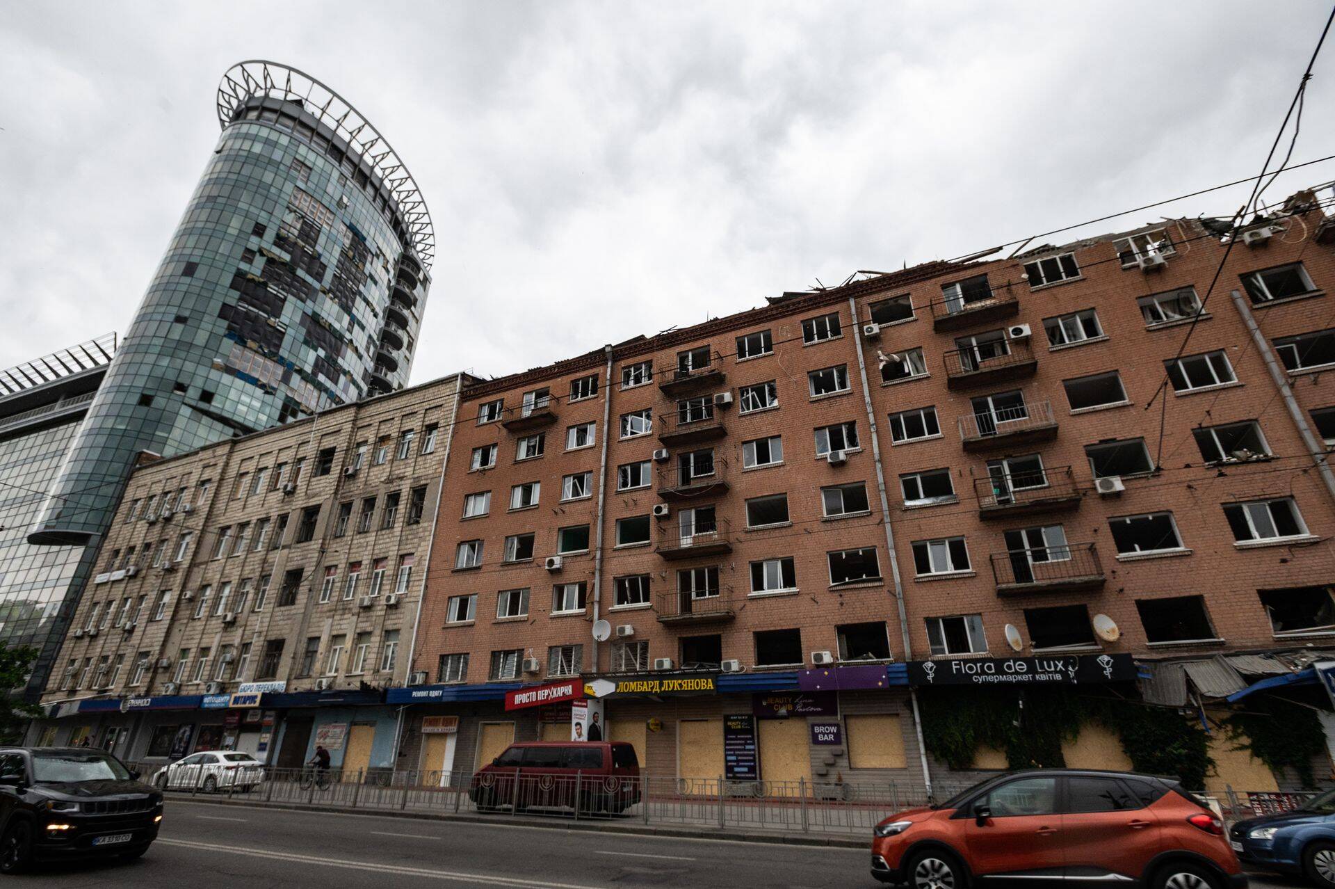 Киев ищет средства на восстановление 11 жилых зданий. А в городах-спутниках Буче, Ирпени, Гостомеле, Вышгороде число разрушенных домов измеряют сотнями.