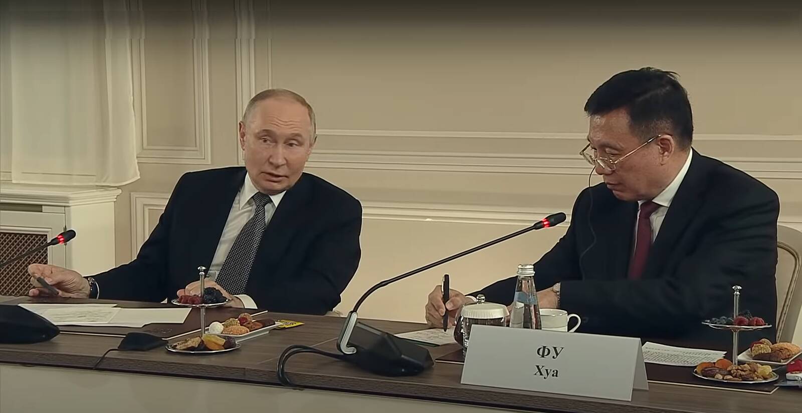 Владимир Путин и гендиректор информационного агентства «Синьхуа» Фу Хуа на встрече со СМИ.