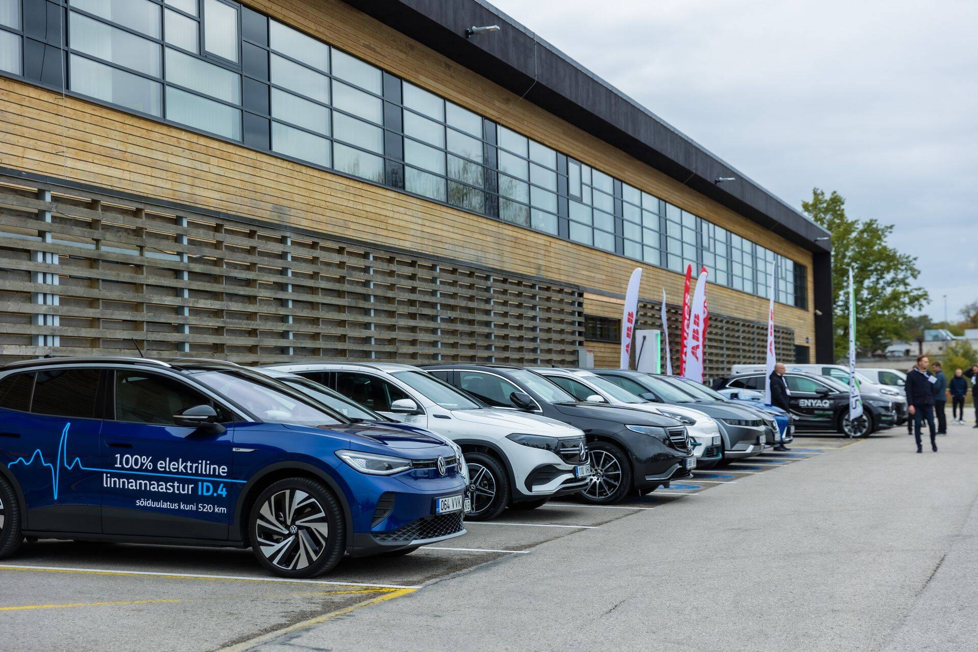 Kiirendatud rohepöörde efekt väljendub ka selles, et autotootjad peavad kiipide puuduse tõttu valima, millistesse autodesse need lähevad. Siinkohal võivad eelise saada elektriautod.
