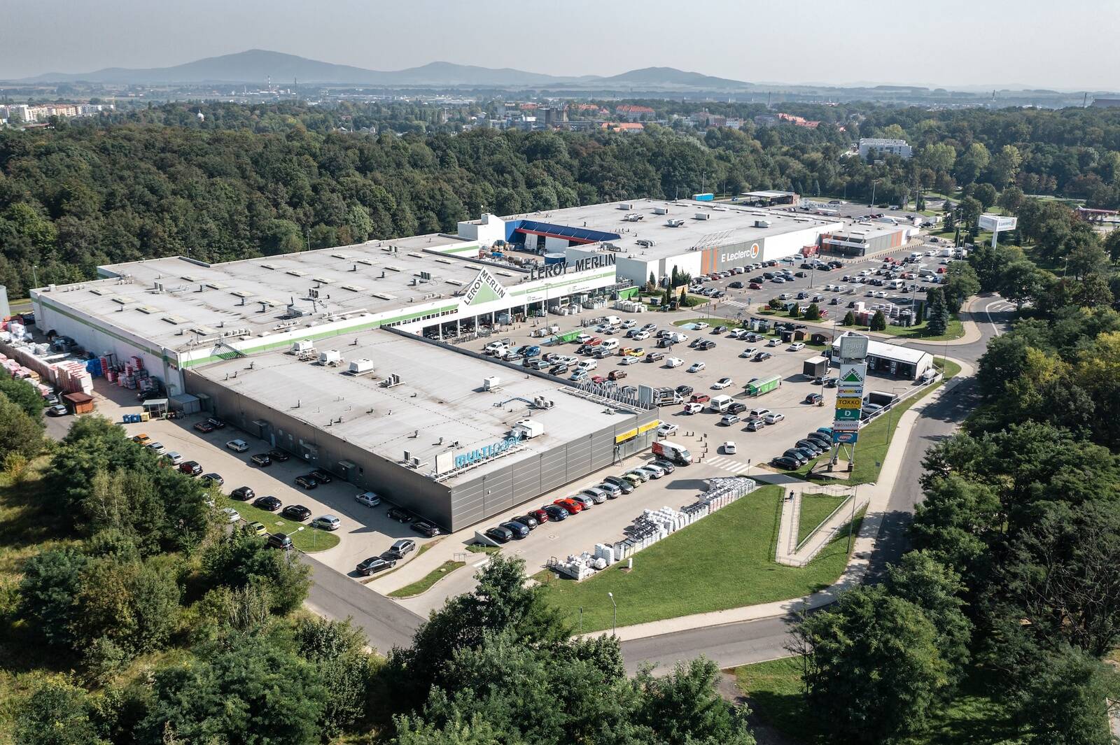Tewox haldab 21 tegutsevat jaemüügiobjekti – 11 Leedus ja 10 Poolas. Nende üüritav kogupindala on 108,700 ruutmeetrit ja täituvus on 97,3 protsenti.