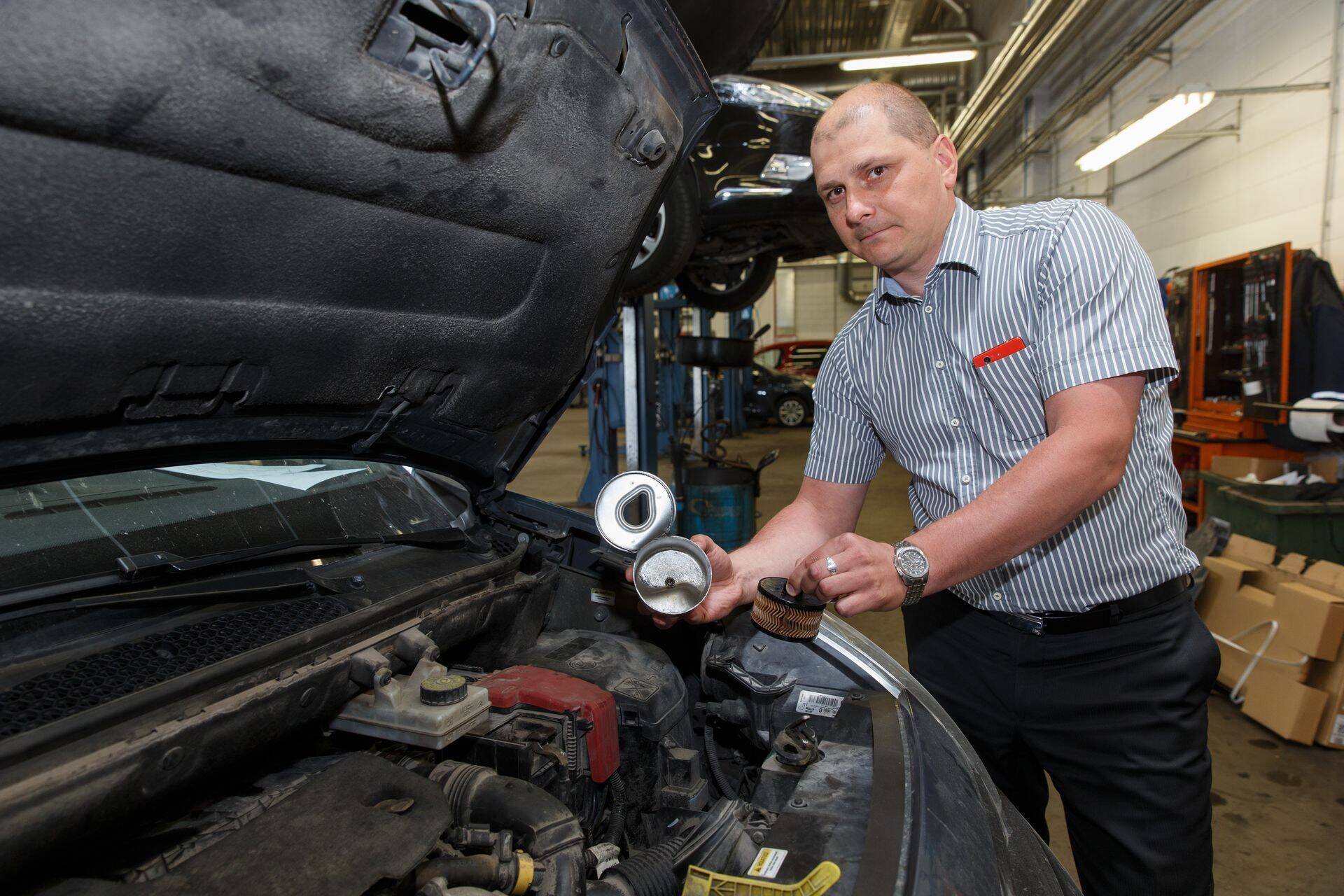 Veho Laagri töökoja juhataja Kristjan Kõverik näitab, mida kaheldava väärtusega kütus auto mootorile teinud on.