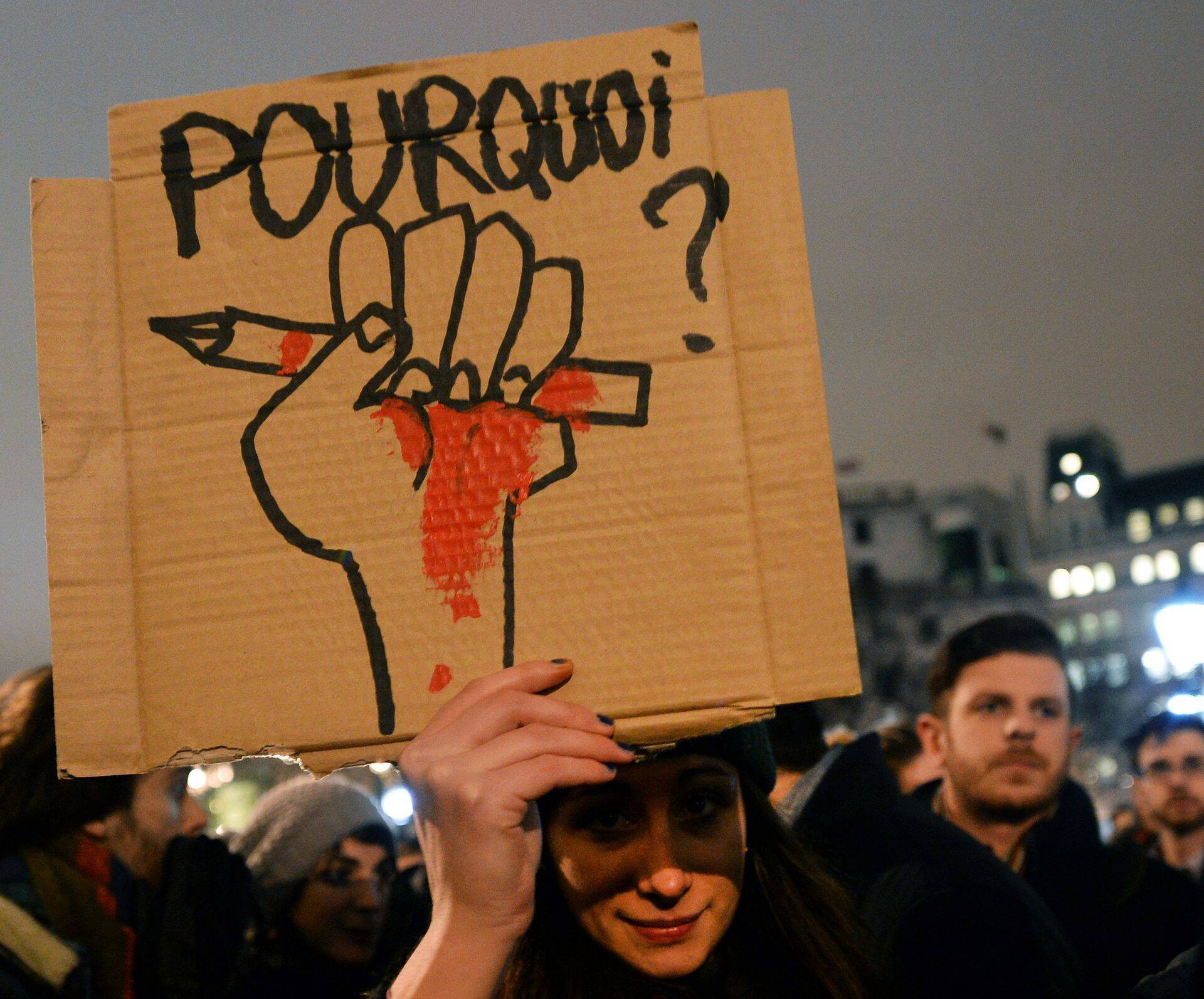 Meeleavaldus Londonis Charlie Hebdo toetuseks. Üks osaleja hoiab silti "Pourquoi?" ("Miks?")