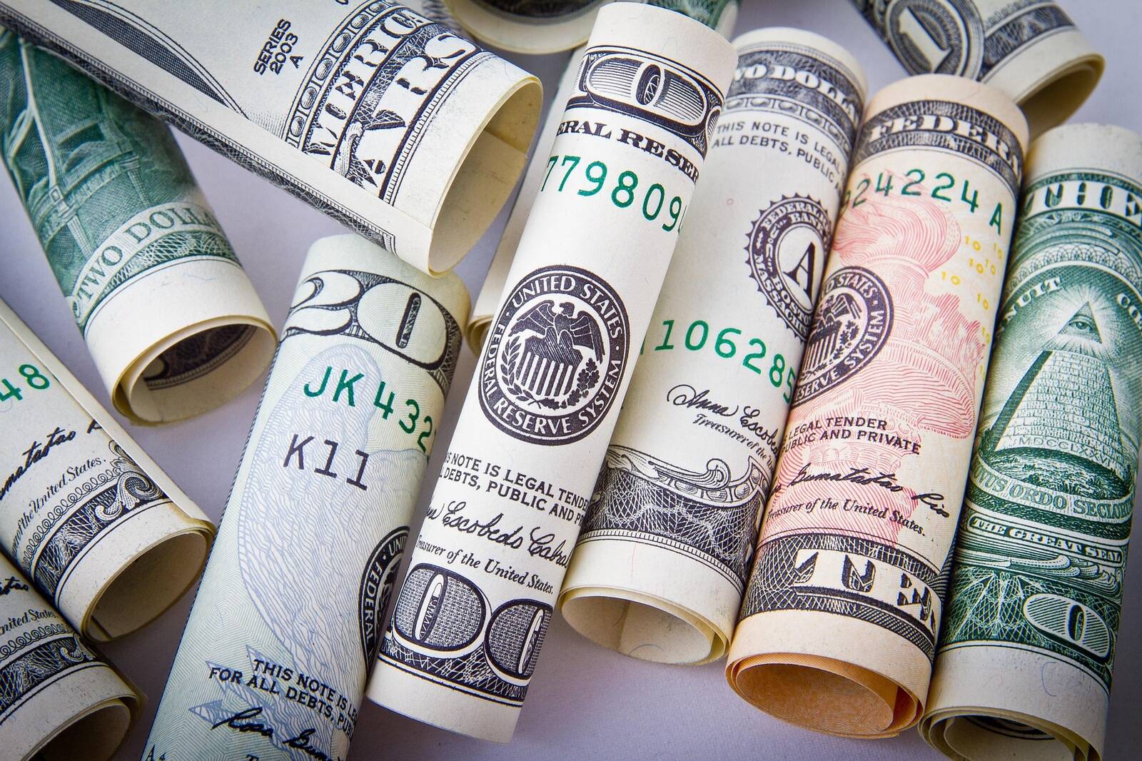 Йельская университетская исследовательская организация Budget Lab заявила в понедельник, что из-за тарифов средний потребитель в США заплатит за товары в этом году на 2800 долларов больше, чем в 2024 году.