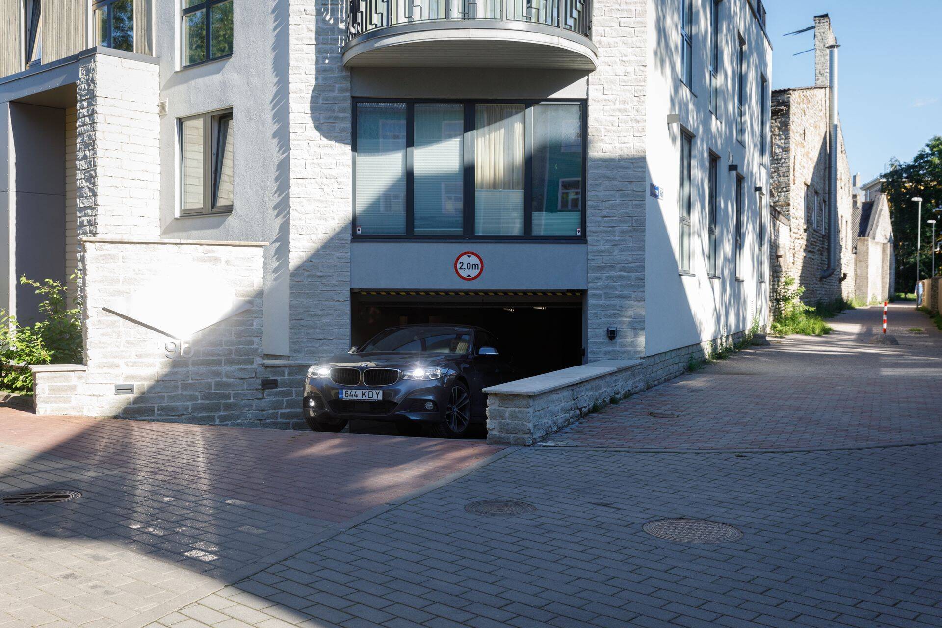 Hinnangutes on jätkuvalt ettevaatlikku meeleolu tunda mootorsõidukite müüjate ja ehitusmaterjalide tootjate seas.