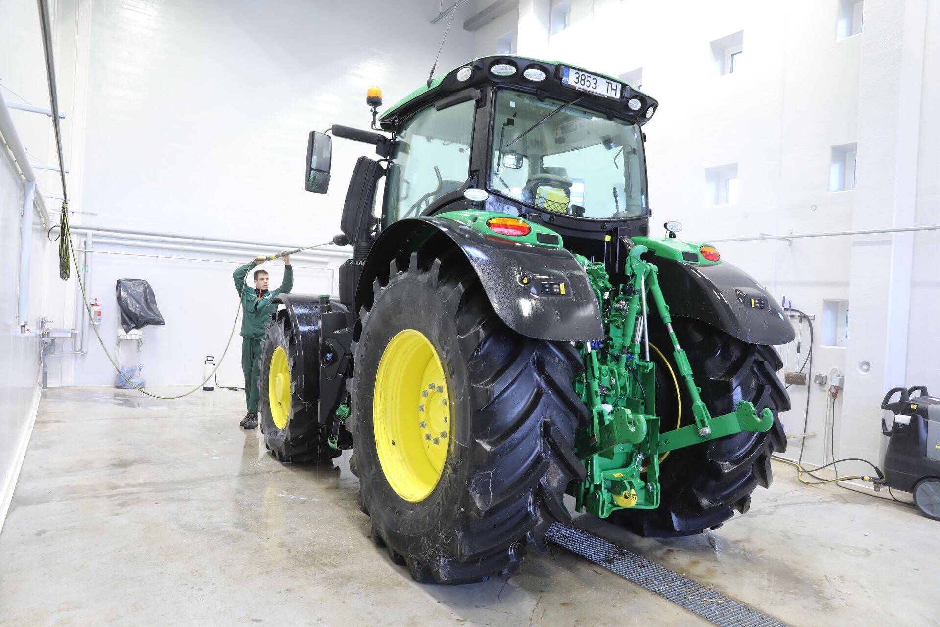 Baltic Agro demonstreeris uue keskuse avamise ajaks esimest Eestisse saabunud ratastraktorit John Deere 6250R.