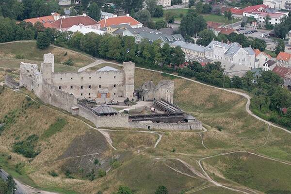 Eestlaste muinasaegne linnus asus arvatavasti Rakvere praegusest kivilinnusest põhjas (fotol jääb see ala linnusest vasakule pildi ülemisse vasakpoolsesse nurka). Hiljem on sealt kaevandatud pinnast kivilinnuse hoovi tasandamiseks. © Toomas Huik / Postimees / Scanpix