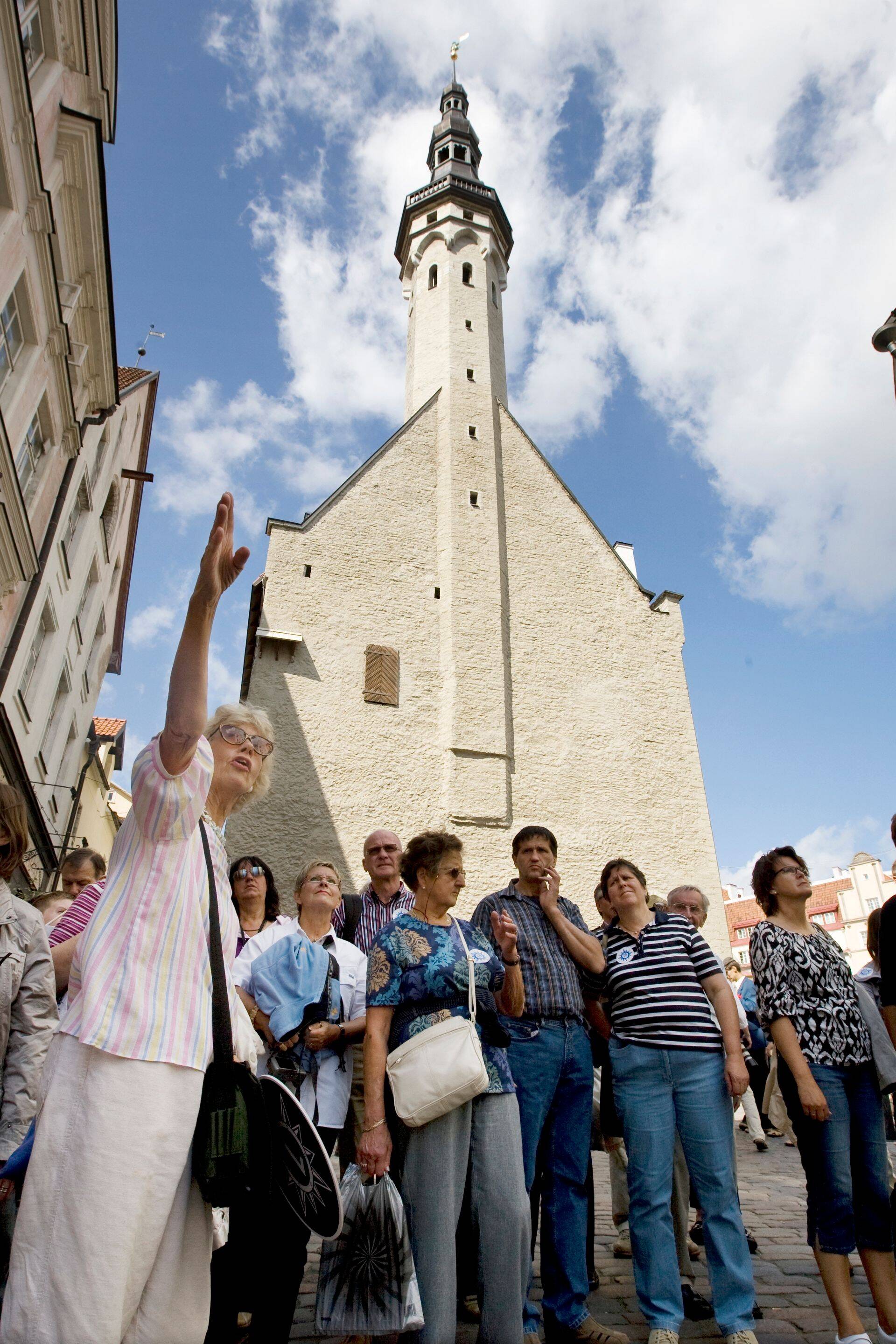 Kui nõukogude ajal käidi Tallinnas poes, siis nüüd tullakse siia tööle. Pildil turistid Tallinna uudistamas.