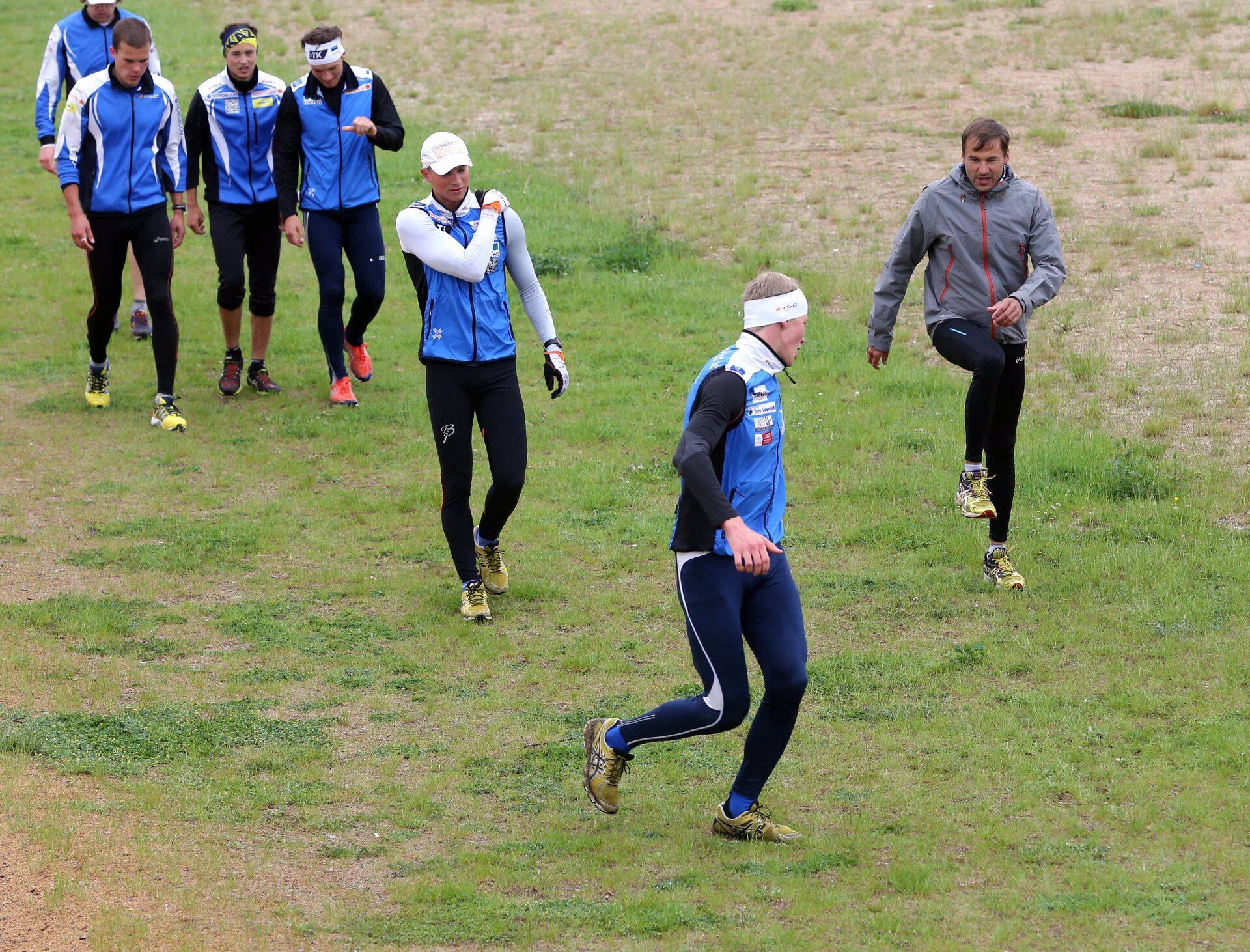 Dopingukahtlustega kimpus olnud Andrus Veerpalu treenimas 2014. aastal Eesti meeste suusakoondist. Pildil paremalt teise Karel Tammjärve ja vasakult teise Andreas Veerpalu pea kohal ripub dopingukahtlus ja ka reaalselt Austrias vangi minek.