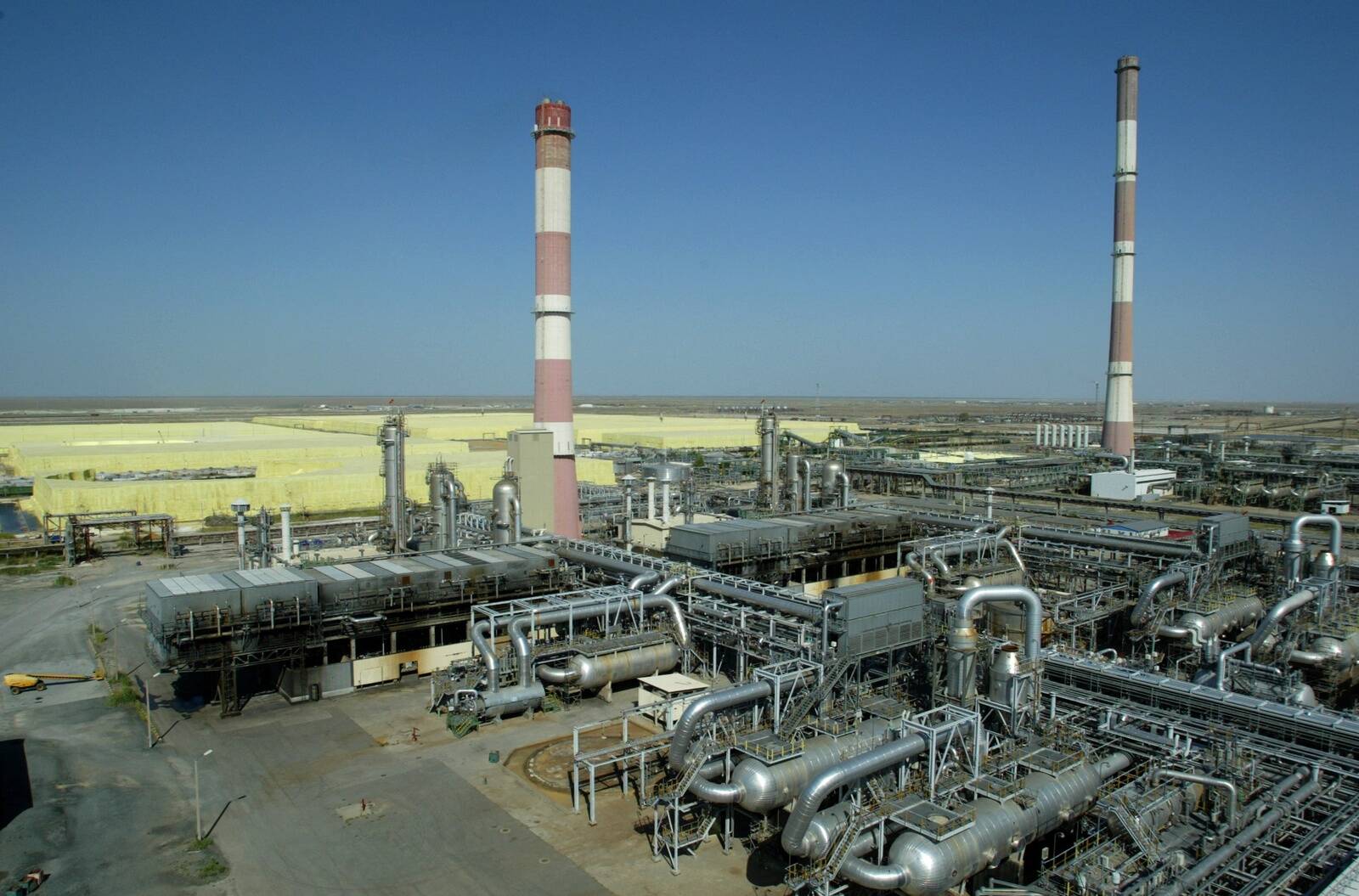 Завод по переработке нефти и газа компании «Тенгизшевройл» на Тенгизском месторождении в западном Казахстане.
