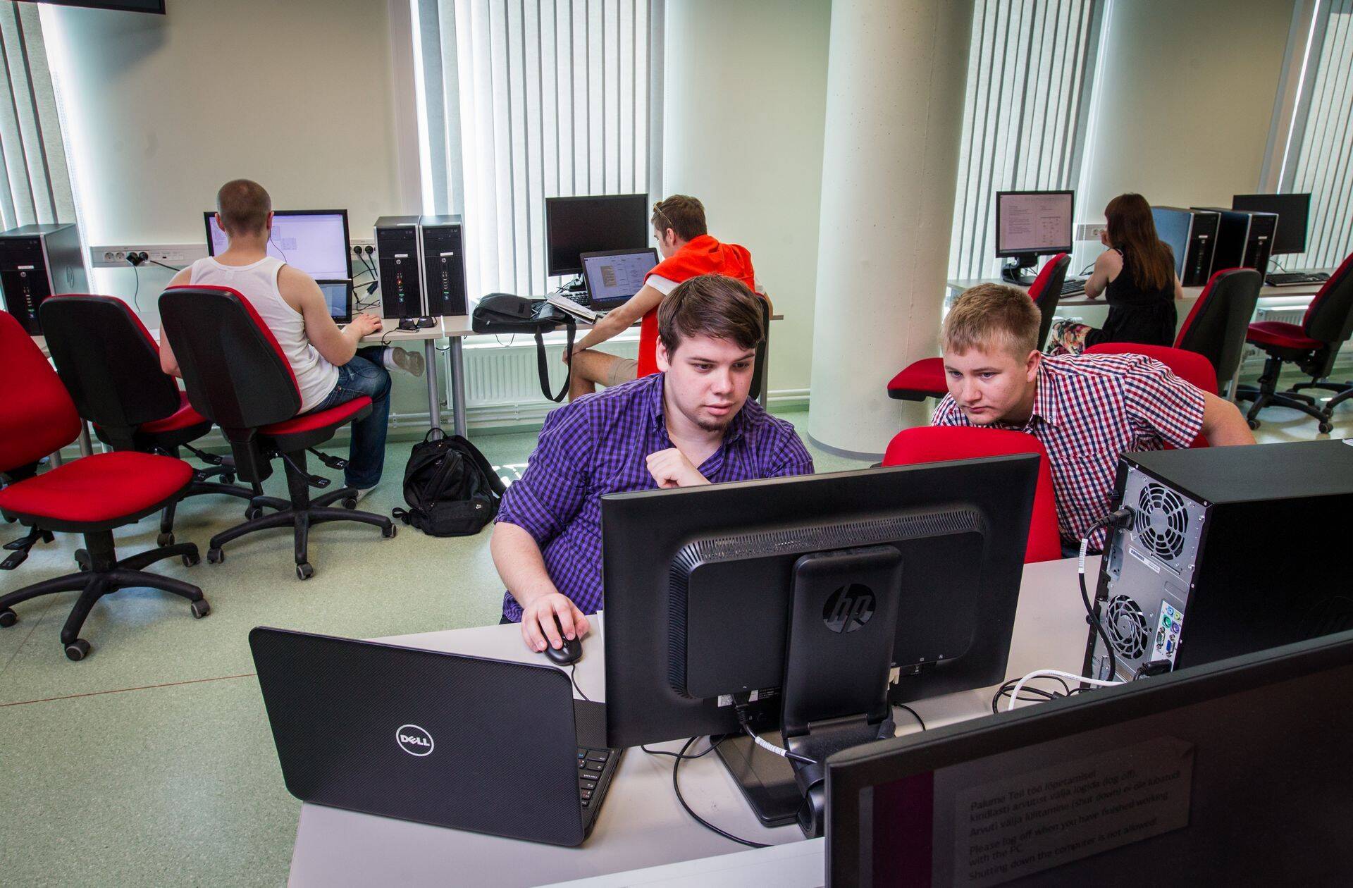 Эксперты советуют голосовать в одиночестве и за знакомым компьютером