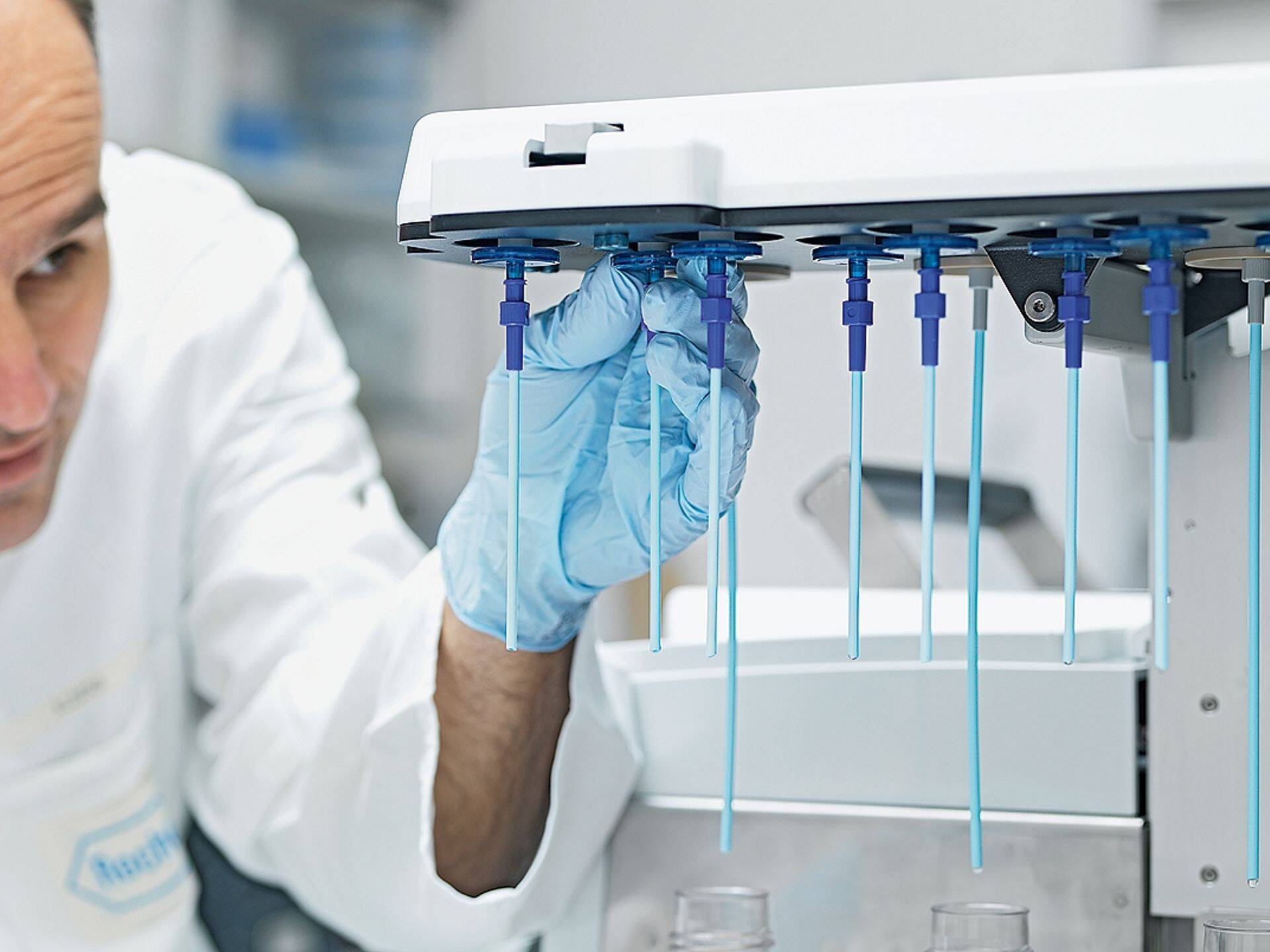 DNA sekveneerimine ehk järjendamine on DNA molekuli primaarstruktuuri nukleotiidse järjestuse määramine. DNA järjestus sisaldab informatsiooni organismide ehituse kohta.
