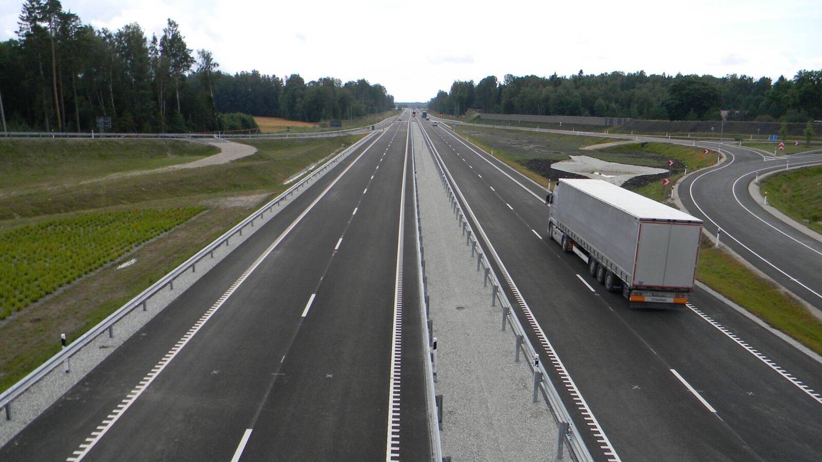 Kui ehitada Eesti kolm põhimaanteed ning Tallinna ringtee 2+2 sõidurajaga lõikude ohutustasemele, väheneks vigastatud ja hukkunud inimeste arv 48 võrra igal aastal, leiab Taristuehituse Liidu juht.