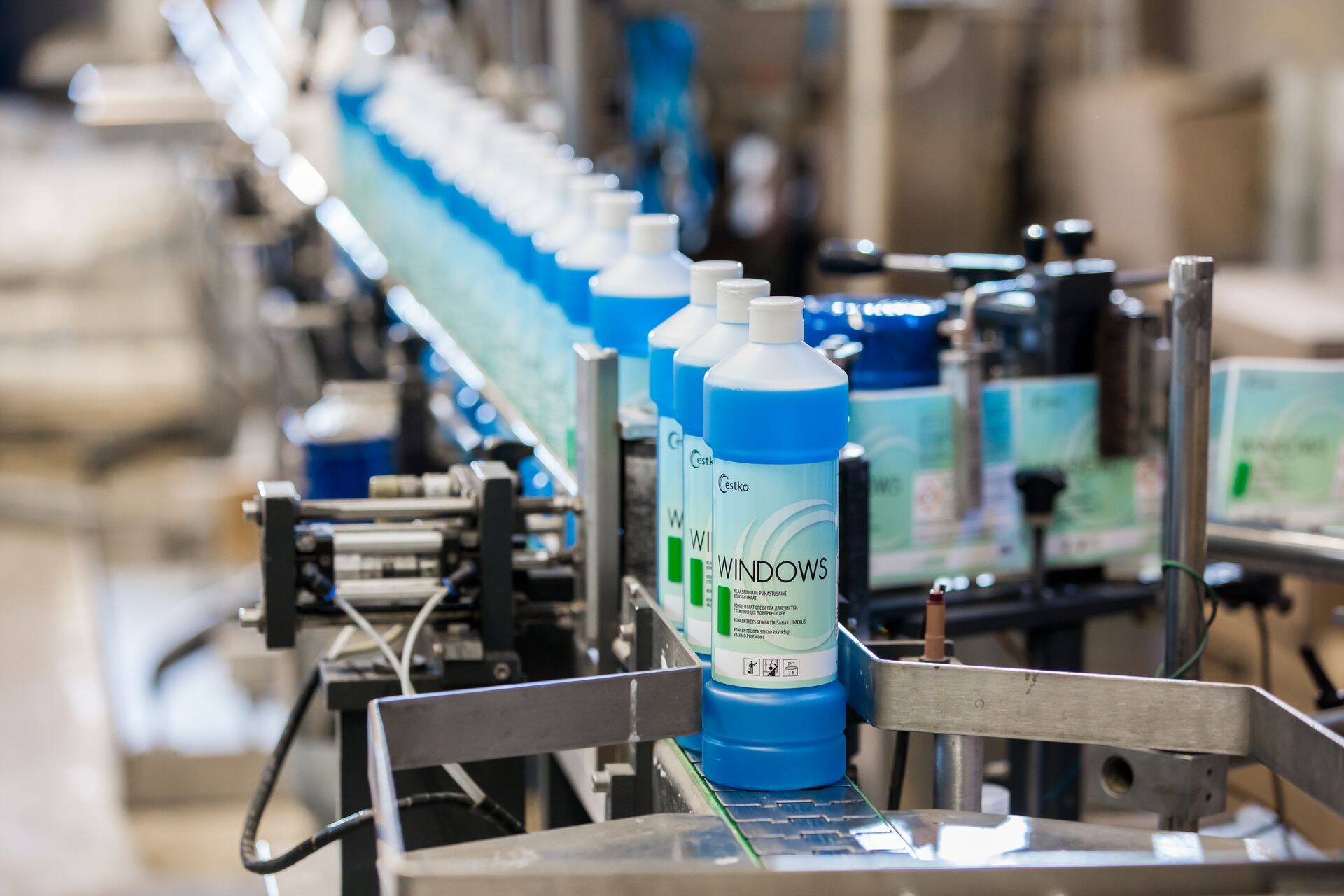 Klaasipindade puhastusaine Windows kontsentraat on nii tõhus, et ühe pudeliga saab puhtaks pesta Fahle maja kõik aknad.