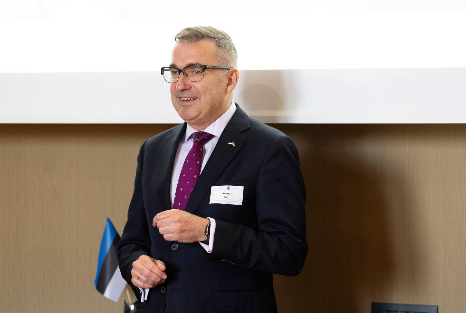 Andres Sutt Prantsuse-Eesti Tööstuskoja pressikonverentsil 2024. aastal.