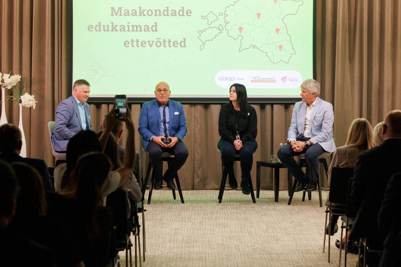 Lääne-Virumaa Uudiste peatoimetaja Aivar Hundimägi (vasakult) juhitud vestlusringis osalesid Oleg Gross, Merit Vain ja Ahti Asmann.