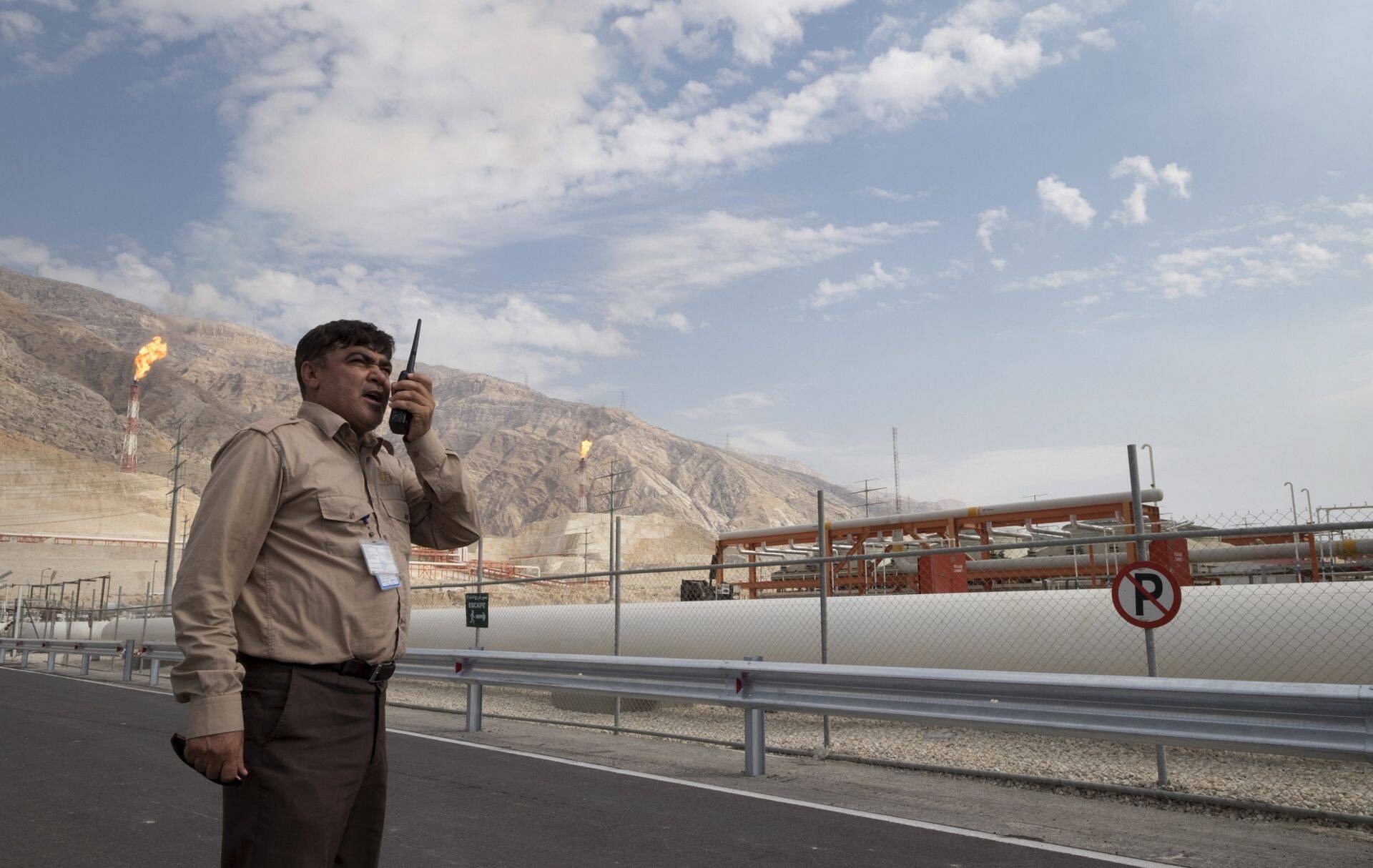 Iraani turvatöötaja gaasiväljal.