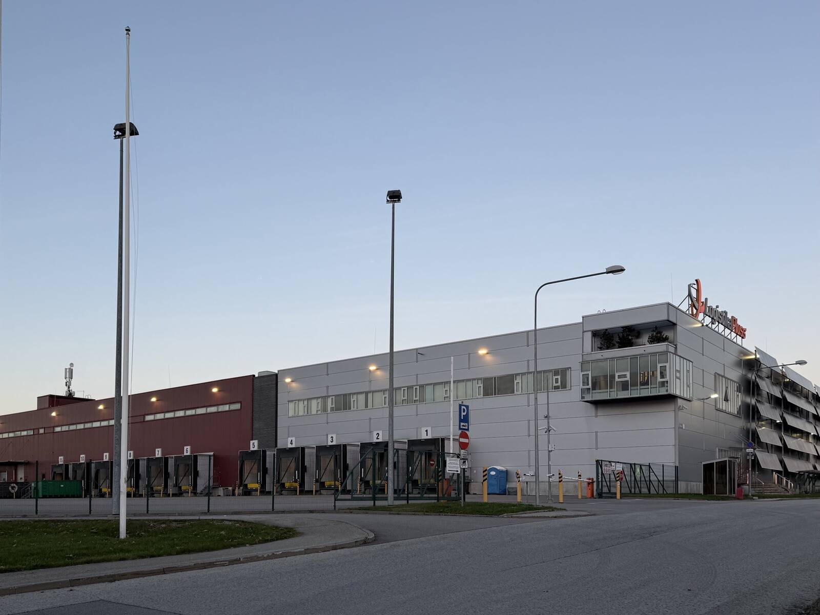 Logistikakeskus, kus paigaldati gaasikatlale lisaks 2 maasoojuspumpa Alpha innotec 69 kW ning maasoojuspuuraugud 27 × 120 jm.