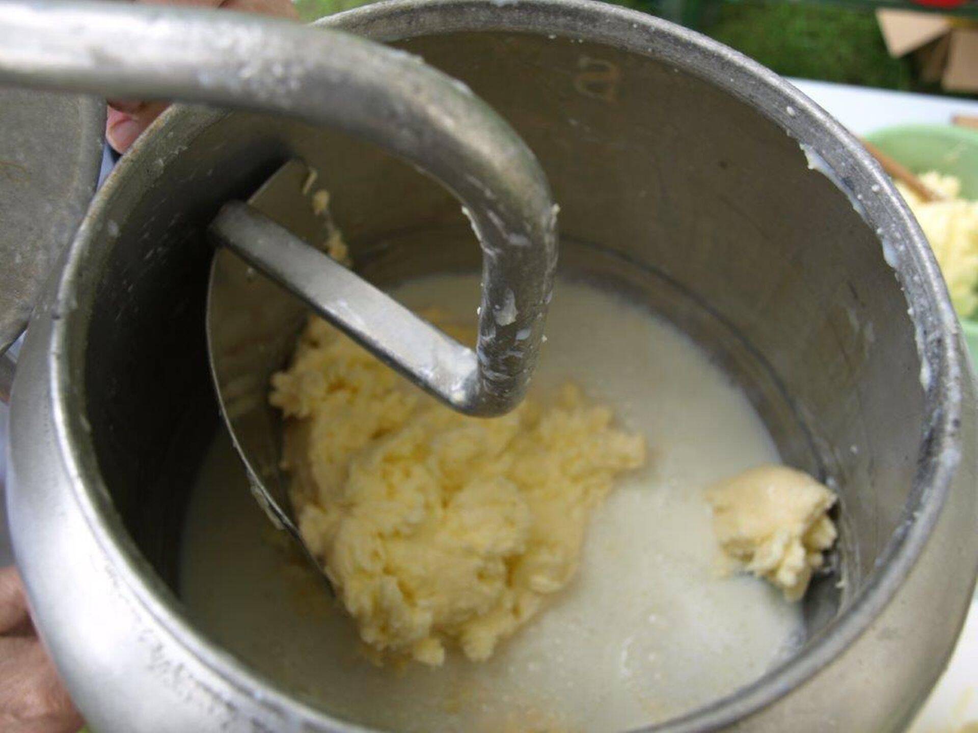 Või valmistamine Eesti Piimandusmuuseumis 1930. aastate võimasinaga.