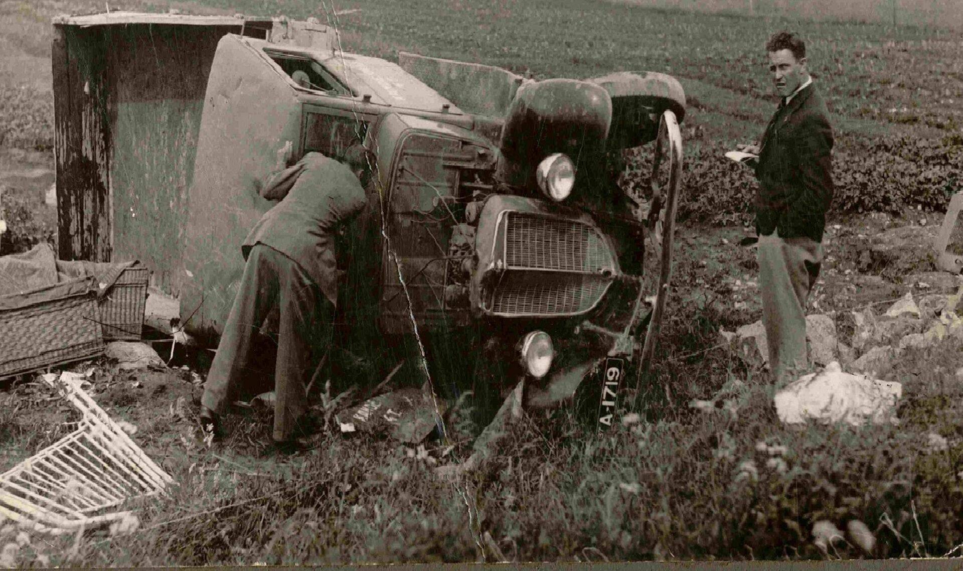 Erinevalt tänapäevast 90 aasta eest iga avariid pildi peale ei saadud. Pildil olev veoauto lendas kraavi 1937. aasta kevadel Harku kandis ja nagu näha, lõppes asi sõitjate jaoks õnnelikult.