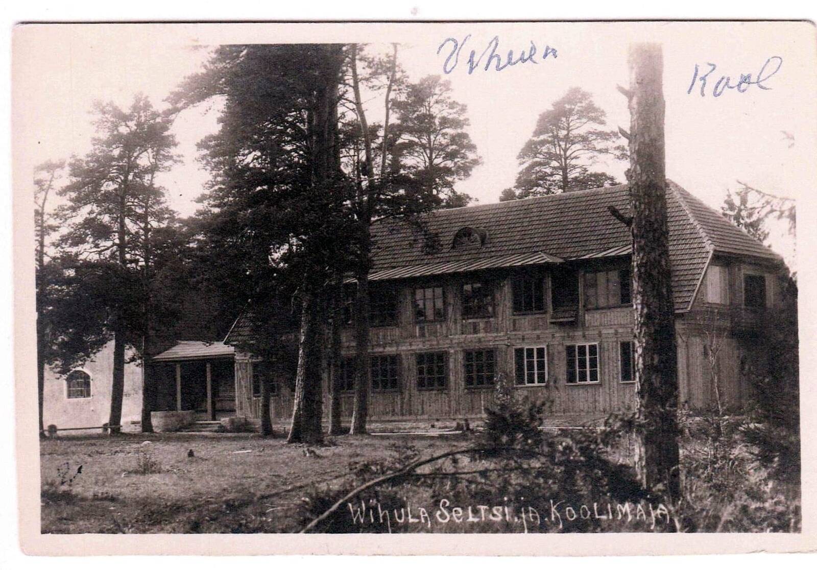 Esiplaanil olev Vihula koolimaja ehitati mõned aastad hiljem pildi vasakus servas paistva seltsimaja naabriks.