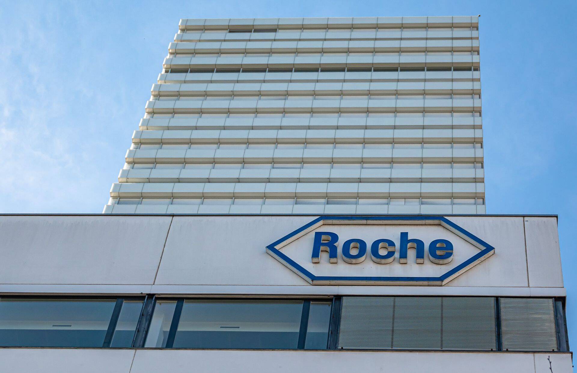 Fotol: Roche logo temaga seotud hoonel Baselis, Šveitsis.