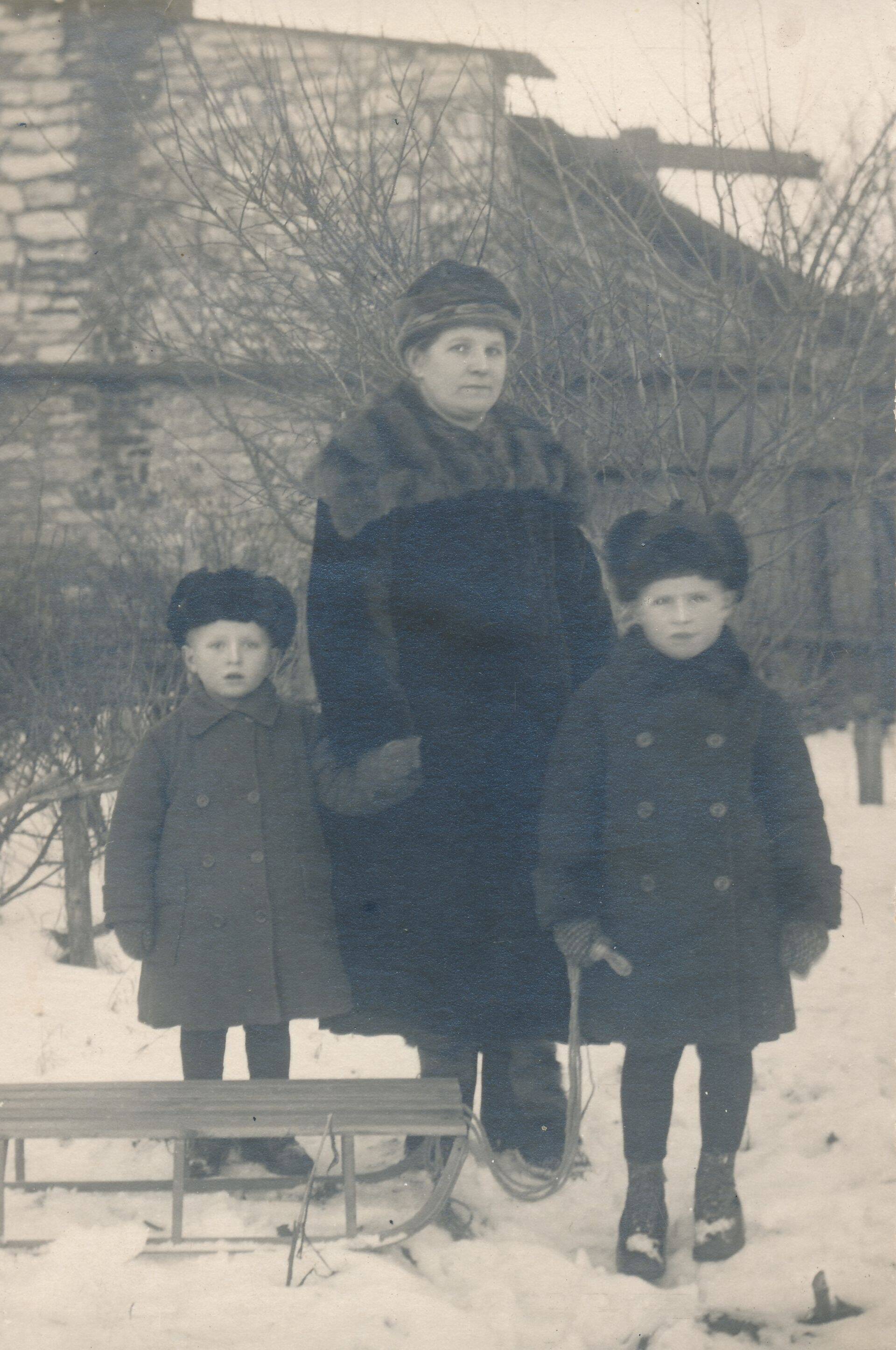 Eduard Tallika abikaasa Anete ning pojad Ilmar (vasakul) ja Edgar.