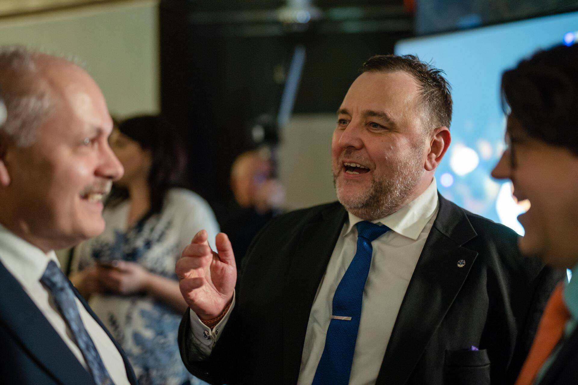 Isamaa liige ja endine rahandusminister Sven Sester (keskel) hakkab nüüd riigikogus juhtima majanduskomisjoni tööd.