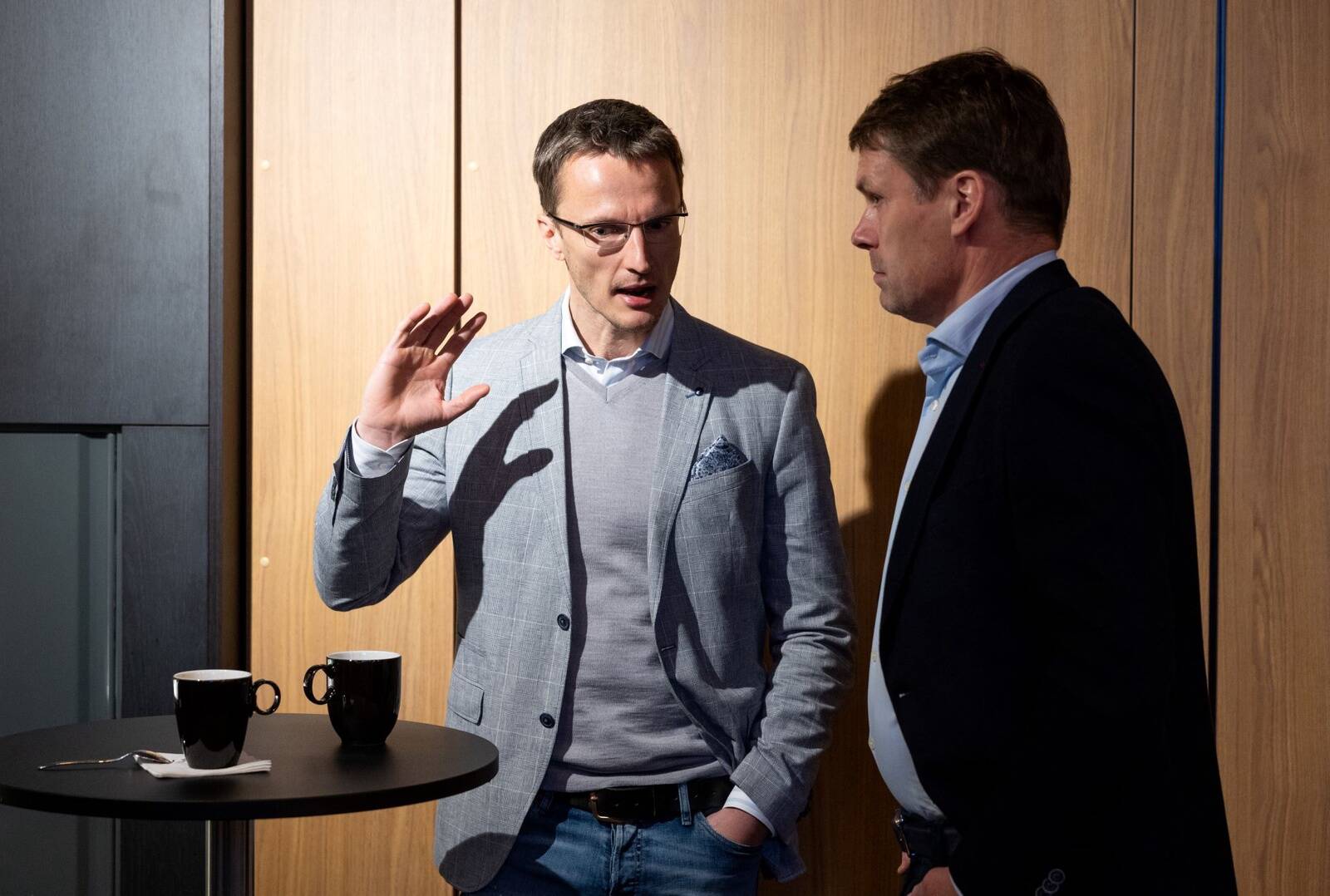Frank Õim (vasakul) 2. aprillil toimunud EfTEN Real Estate Fundi aktsionäride üldkoosolekul.